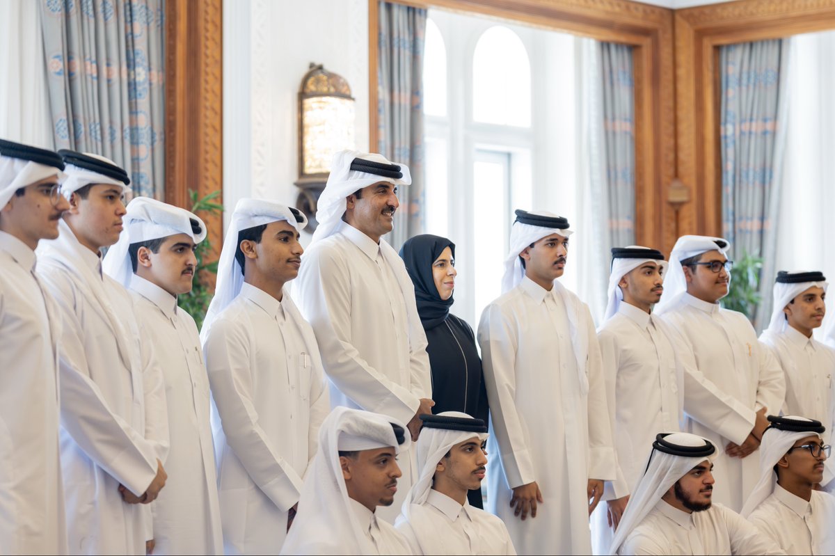NadeebQa's tweet photo. سموّ الأمير @TamimBinHamad يُكرم أوائل الطلبة المتفوقين من البنين في الثانوية العامة على مستوى الدولة

وأعرب سموّه عن سعادته بإنجازاتهم، آملًا أن تكون حافزًا لهم على مواصلة تطوير معارفهم وقدراتهم والإسهام في المسيرة التنموية للبلاد، مؤكدًا سموّه قدرة الكفاءات القطرية على التميز والتعامل مع مختلف التحديات وإدارة الأزمات، ومتمنيًا لهم التوفيق والسداد

@Qatar_Edu | #نديب_قطر | #قطر 🇶🇦