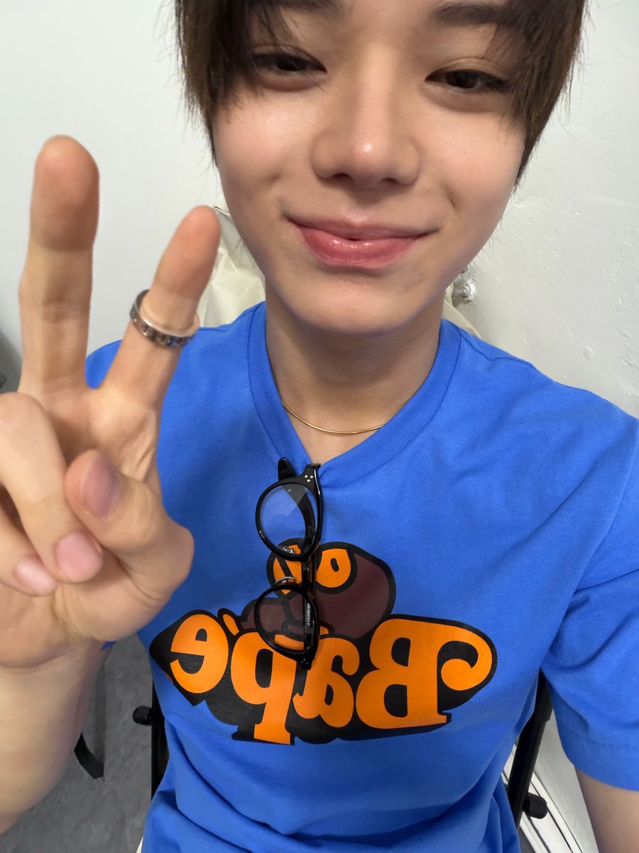 562shot's tweet photo. 브이 이만큼 귀엽게하는사람 첨봄 https://t.co/YTVmMHtpVI