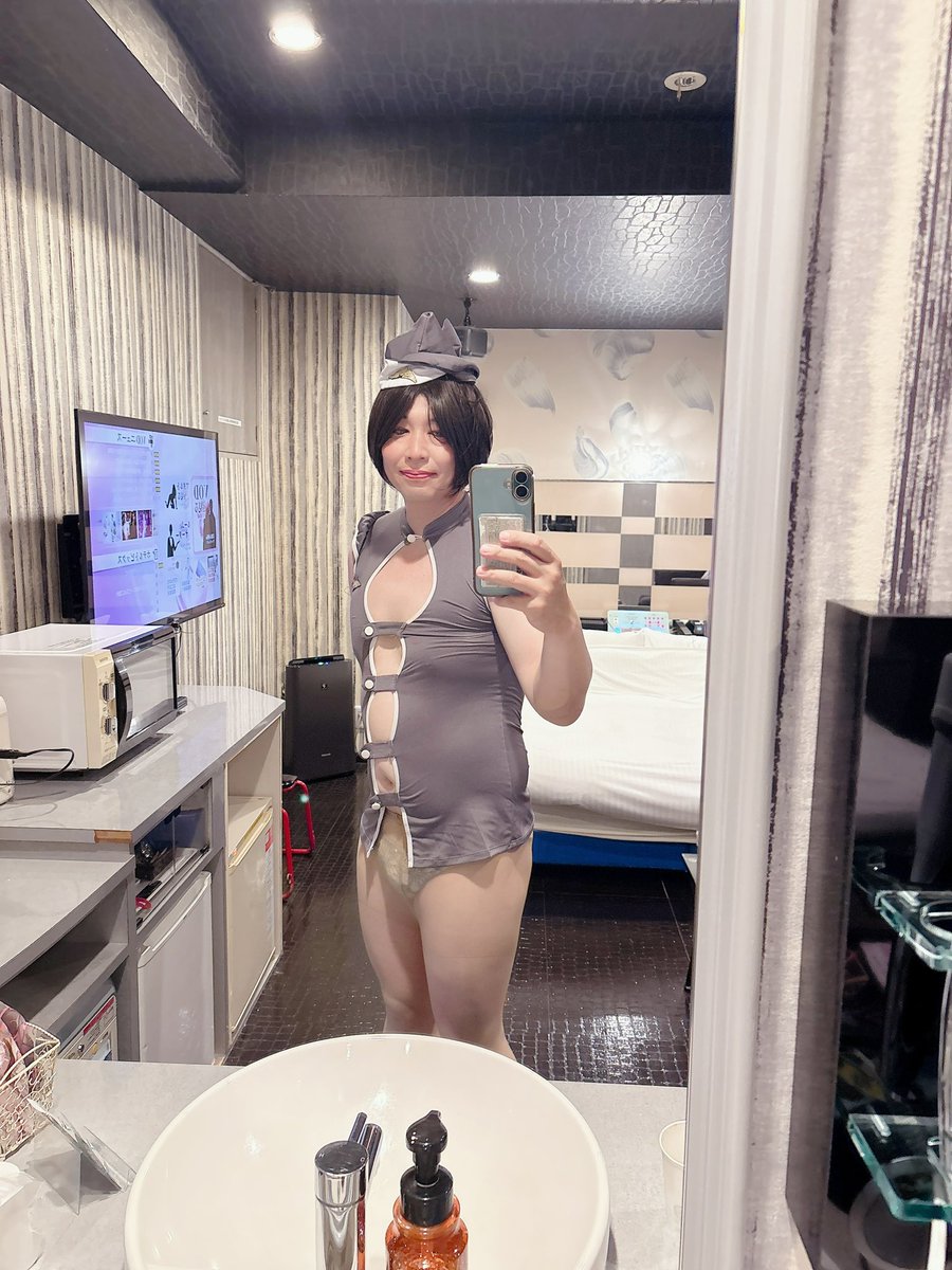 tamapy25's tweet photo. 女性用のコスプレを無理やり着た結果、大惨事！　この後、コスプレ無しで手枷・足枷・太腿枷・首輪で拘束されて沢山メスイキされられました　本日の発見はお尻に入った状態だとあまり飛ばないらしい https://t.co/gCk9DeLM0T