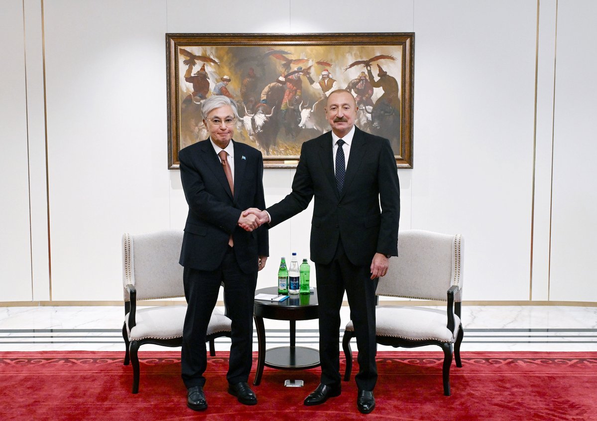 azpresident's tweet photo. Prezident İlham Əliyevin Bişkekdə Qazaxıstan Respublikasının Prezidenti Kasım-Jomart Tokayev ilə görüşü keçirilib.

https://t.co/jr6HX7jE0o https://t.co/jkQN4c755u