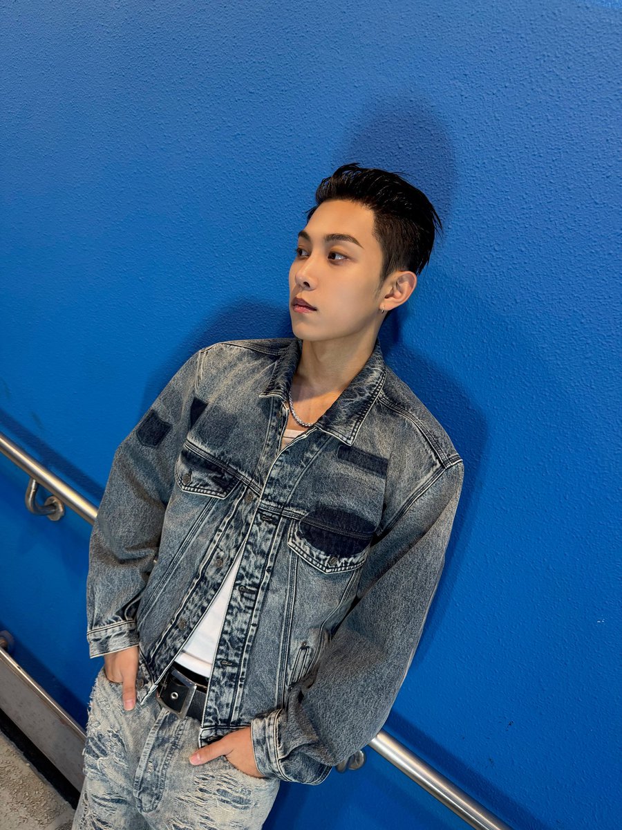 terjemahinRYUL's tweet photo. 260831 📸 lngshot4sho instagram post

Ready to turn this up🔥

#률 #RYUL #롱샷 #LNGSHOT https://t.co/YtNJUPU5dK