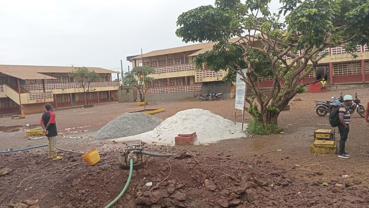 Agetipe_Guinee's tweet photo. L’AGETIP lance des travaux de construction d’un bloc de latrines de 10 cabines à l’École primaire de Sonfonia 2.

25 emplois temporaires sont prévus, dont 8 pour des femmes.

Ce projet s’inscrit dans les efforts continus d’amélioration des infrastructures scolaires.

#AGETIP https://t.co/Y2WgEw00vJ