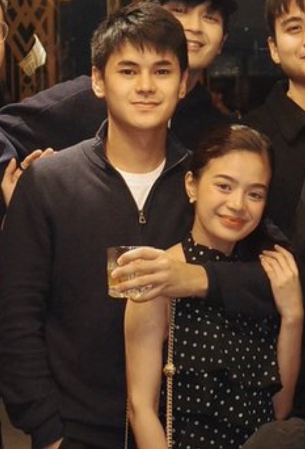 Alexa5387881's tweet photo. Dustin’s way of wrapping his arm around Bianca while holding a glass of alcohol is typical boyfriend territorial behavior.
It’s so sweet, yet so hot. 😩

#DustBia https://t.co/NABOTKNQUQ