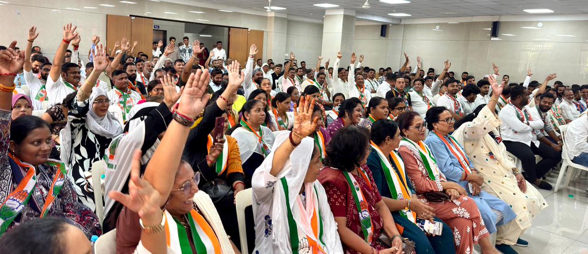 AmitChavdaINC's tweet photo. सूरत में सूरत शहर कांग्रेस समिति की कार्यकारिणी बैठक....

बैठक के दौरान आगामी समय में नए संगठनात्मक कार्यक्रमों की रूपरेखा तैयार कर जमीनी स्तर पर संगठन को और अधिक मजबूत, सक्रिय एवं प्रभावी बनाने को लेकर संवाद.... https://t.co/vPy9xa5oHV