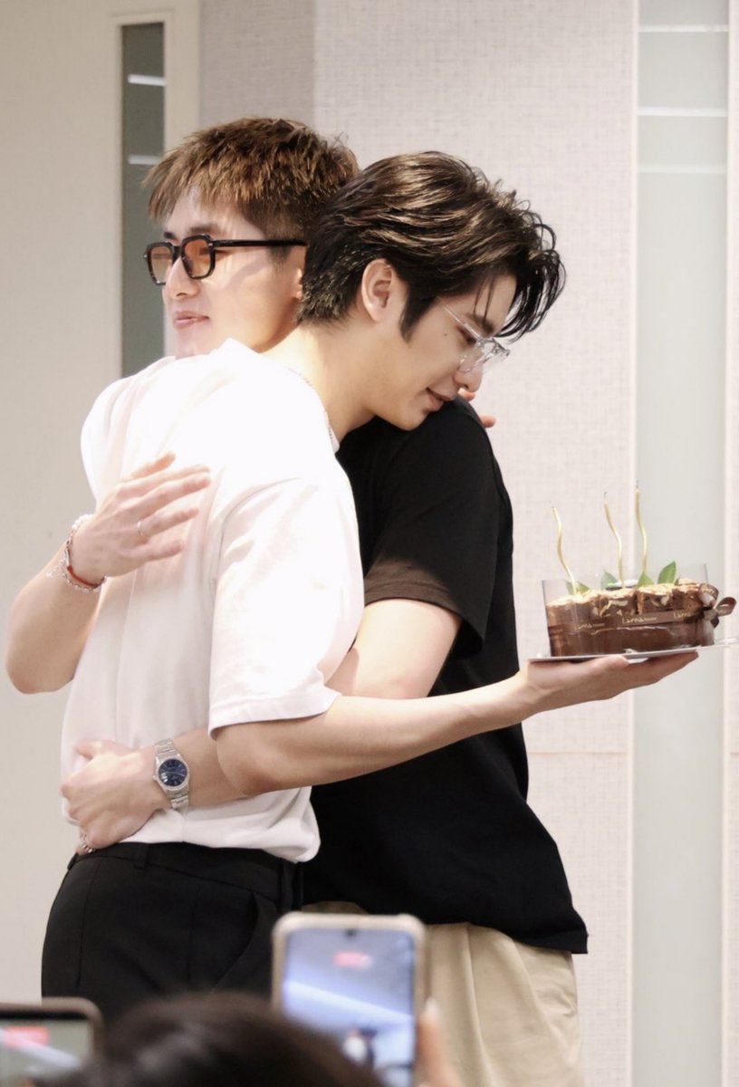Kamequitha95's tweet photo. Unique moments filled with love🫂🎂🩵🤍

#AugustVachiravit  #LengThanaphon
#ออกัสวชิรวิชญ์ #AugustLeng https://t.co/iLNAnTFzYl