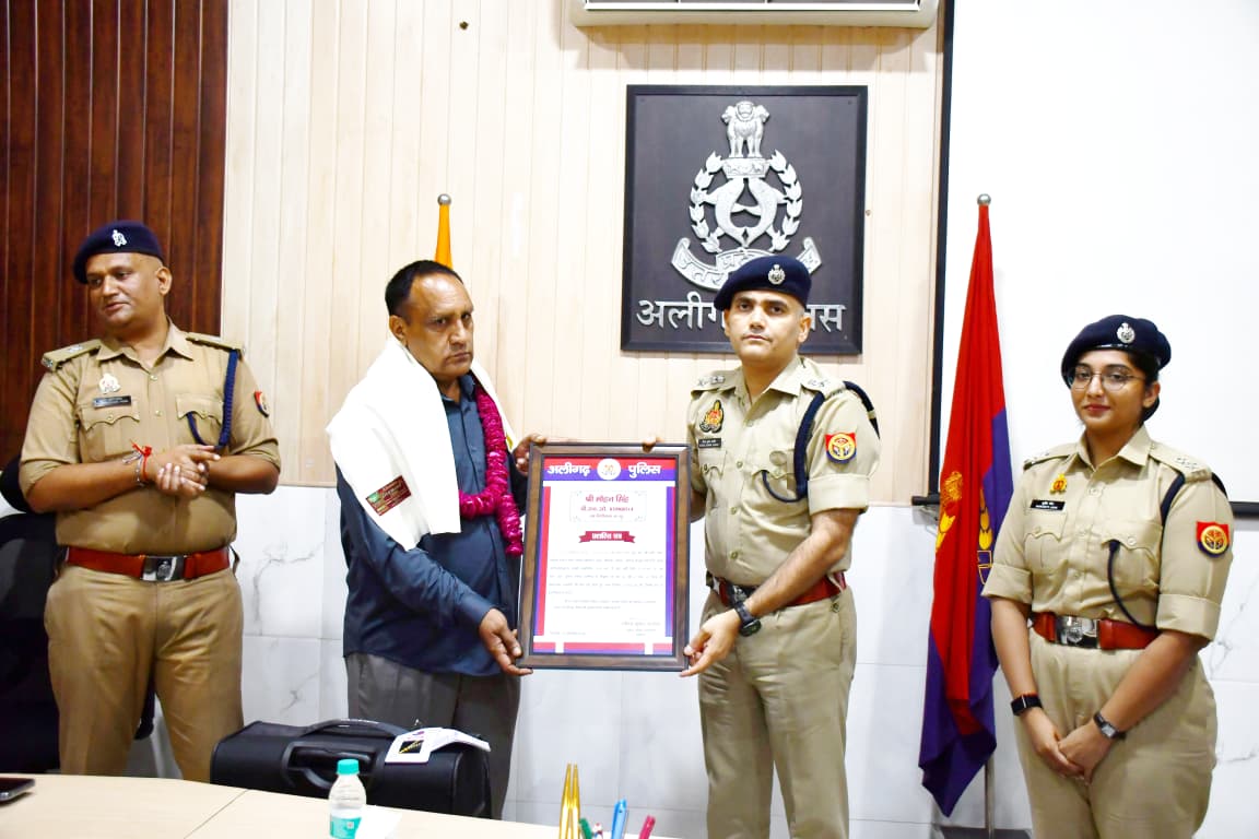 aligarhpolice's tweet photo. #Aligarh । #AligarhPolice 
#SSP_Aligarh द्वारा ऐच्छिक/ अधिवर्षता आयु पूर्ण कर सेवानिवृत्त होने वाले पुलिस अधि0/कर्म0 गण को स्मृति चिन्ह देकर एवं माल्यार्पण कर उनके खुशहाल जीवन की कामना करते हुए विदाई 💐 दी गई । https://t.co/8PhWpvy7tL