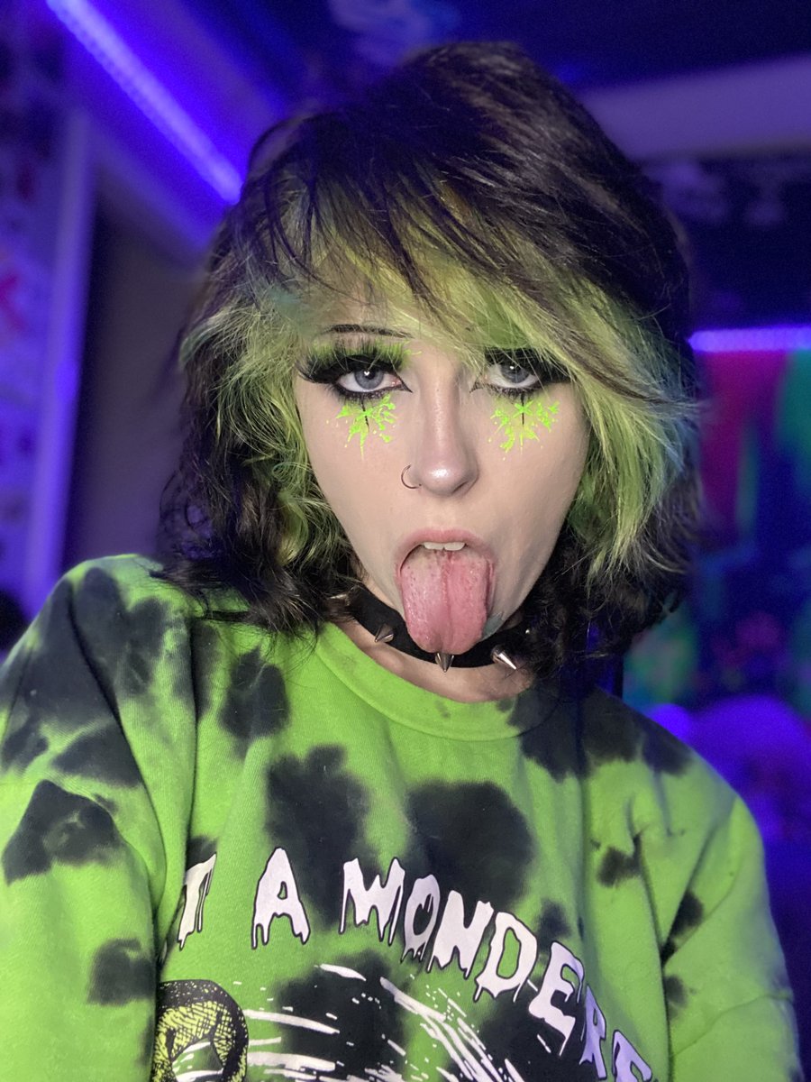 UzzeyBunny's tweet photo. you like me a little unhinged? 💚 https://t.co/SBOhsLaXZ9
