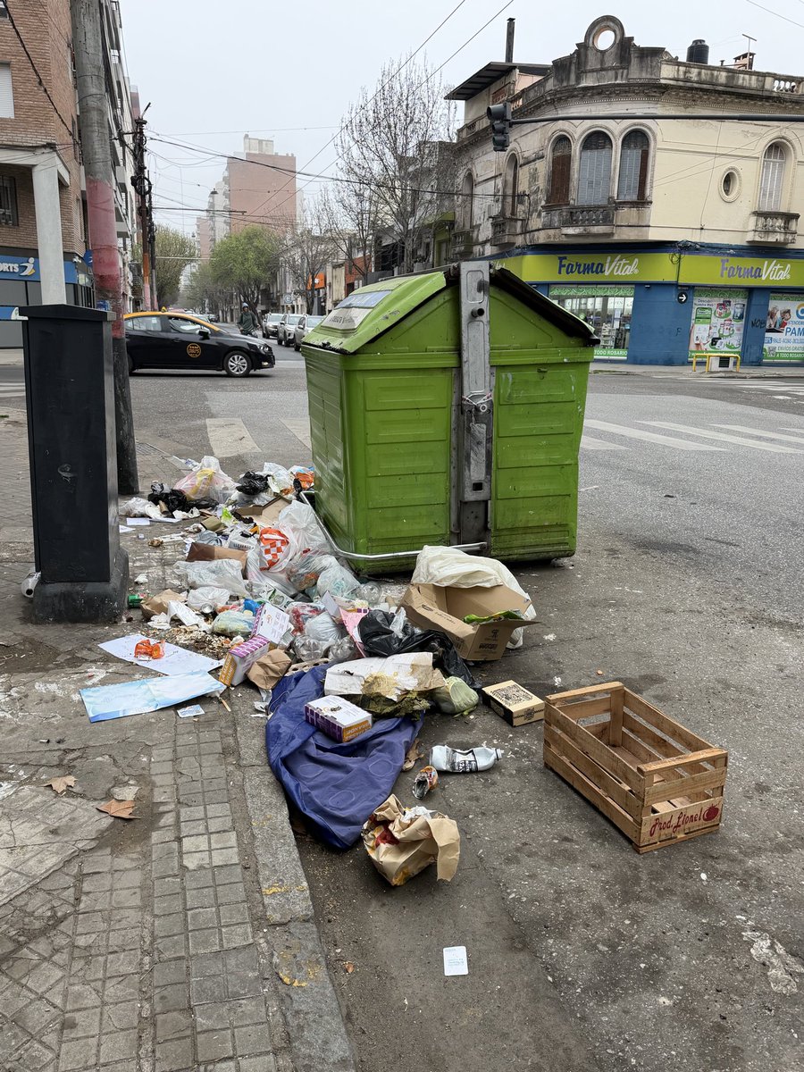 gac1064's tweet photo. A cinco cuadras del Parque Independencia, linda imagen para los que vienen a los  Juegos Suramericanos. Gente sucia y Muni ausente. Mendoza y Ricchieri  @MuniRosario @RosarioResponde @pablojavkin https://t.co/nJCcGqgwA0