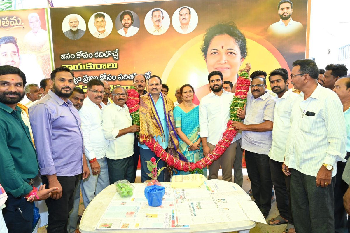 Gowru_charitha's tweet photo. టీడీపీ సీనియర్ నాయకులు, నందికొట్కూరు నియోజకవర్గ టీడీపీ ఇన్‌చార్జి శ్రీ గౌరు వెంకటరెడ్డి గారి జన్మదిన వేడుకలు మాధవి నగర్ ఎమ్మెల్యే క్యాంపు కార్యాలయంలో ఘనంగా నిర్వహించారు.

ఈ సందర్భంగా పాణ్యం, నందికొట్కూరు నియోజకవర్గాల టీడీపీ నాయకులు, కార్యకర్తలు, అభిమానులు భారీగా తరలివచ్చి కేక్ కట్ చేసి, పూల మొక్కలు, గజమాలలు, శాలువాలతో సత్కరించి జన్మదిన శుభాకాంక్షలు తెలిపారు.

#HBDGowruVenkatReddy 
#HappyBirthdayGVR 
#gowruvenkatreddy 
#GowruCharithaReddy 
#GowruJanardhanReddy