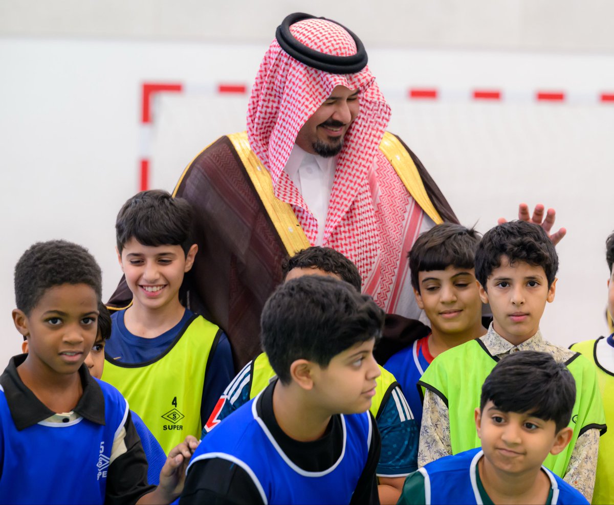 imarat_almadina's tweet photo. سمو أمير منطقة #المدينة_المنورة #سلمان_بن_سلطان يشارك طلاب مدرسة زيد بن سهل الأنصاري يومهم الدراسي، في الأسبوع الأول من العام الدراسي الجديد، يرافقه مدير عام التعليم بالمنطقة ناصر العبدالكريم. https://t.co/cH1sMdnbvz