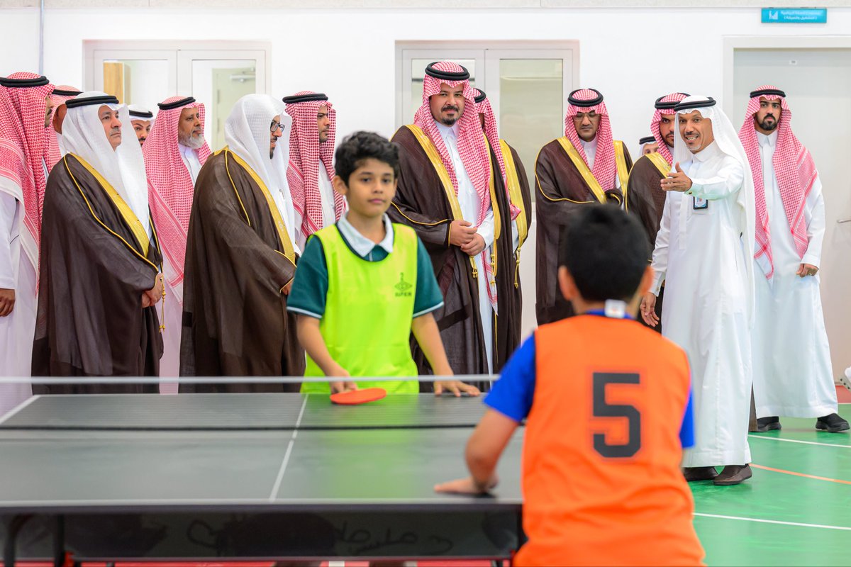 imarat_almadina's tweet photo. سمو أمير منطقة #المدينة_المنورة #سلمان_بن_سلطان يشارك طلاب مدرسة زيد بن سهل الأنصاري يومهم الدراسي، في الأسبوع الأول من العام الدراسي الجديد، يرافقه مدير عام التعليم بالمنطقة ناصر العبدالكريم. https://t.co/cH1sMdnbvz