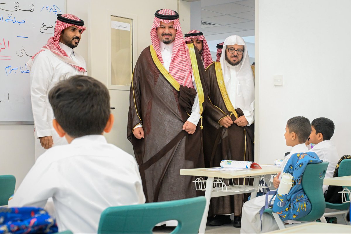 imarat_almadina's tweet photo. سمو أمير منطقة #المدينة_المنورة #سلمان_بن_سلطان يشارك طلاب مدرسة زيد بن سهل الأنصاري يومهم الدراسي، في الأسبوع الأول من العام الدراسي الجديد، يرافقه مدير عام التعليم بالمنطقة ناصر العبدالكريم. https://t.co/cH1sMdnbvz