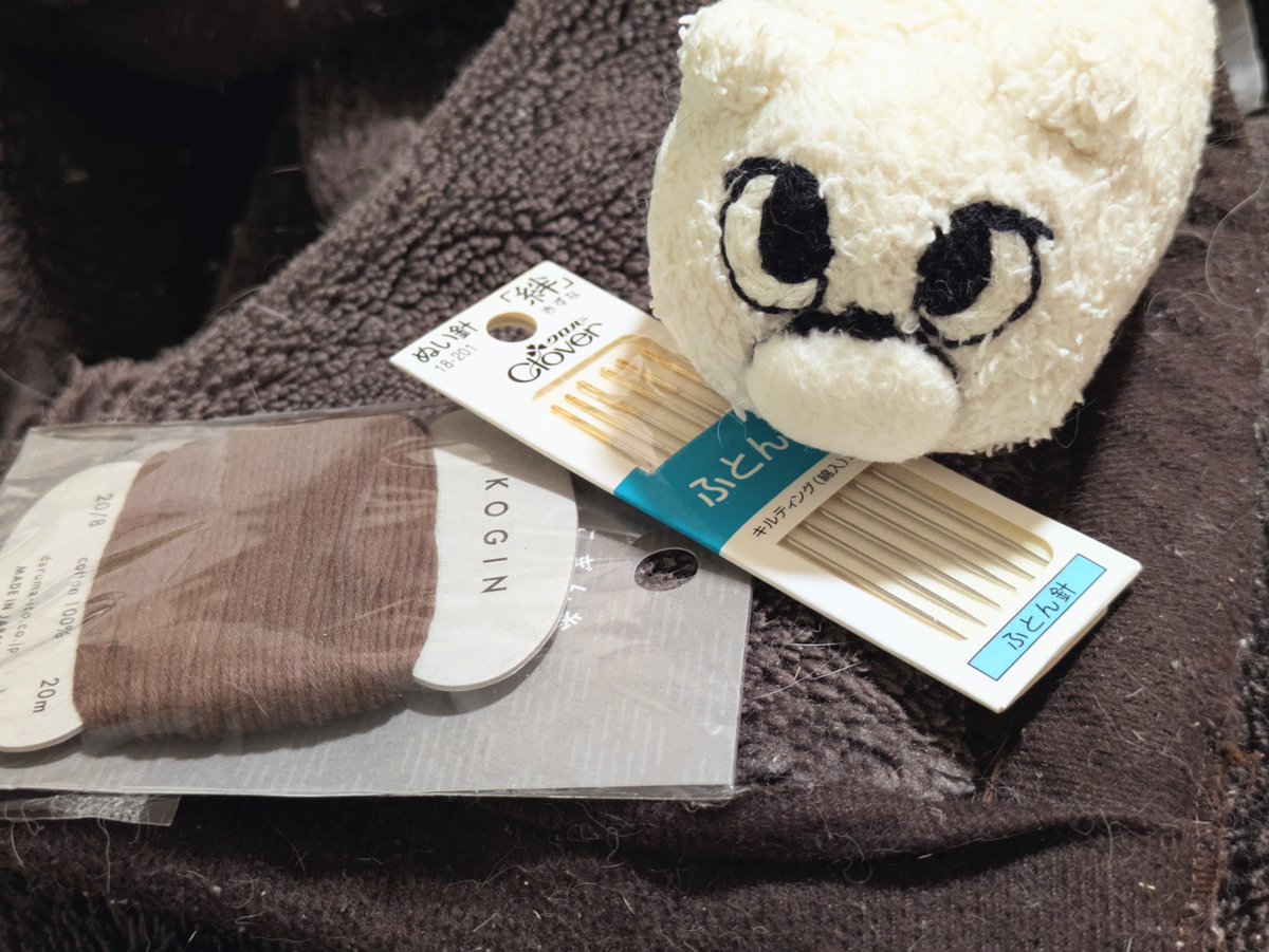 BADCATofficial's tweet photo. 毛布を直すらしいわ^•ﻌ•^特別な毛布だものね

#今日のBADCAT https://t.co/jkh9lq3Pyv