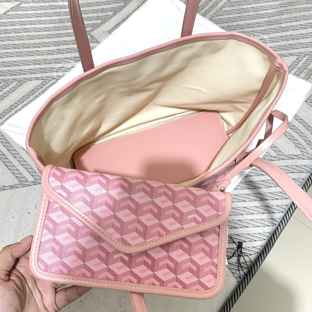 parkjhaniyya's tweet photo. WTS‼️
PRELOVED
Christy NG “Russo” medium pink
475k
tanya2 via wa di bio aku ya🫰🏻#preloved #bag https://t.co/sPtrWHyG4U