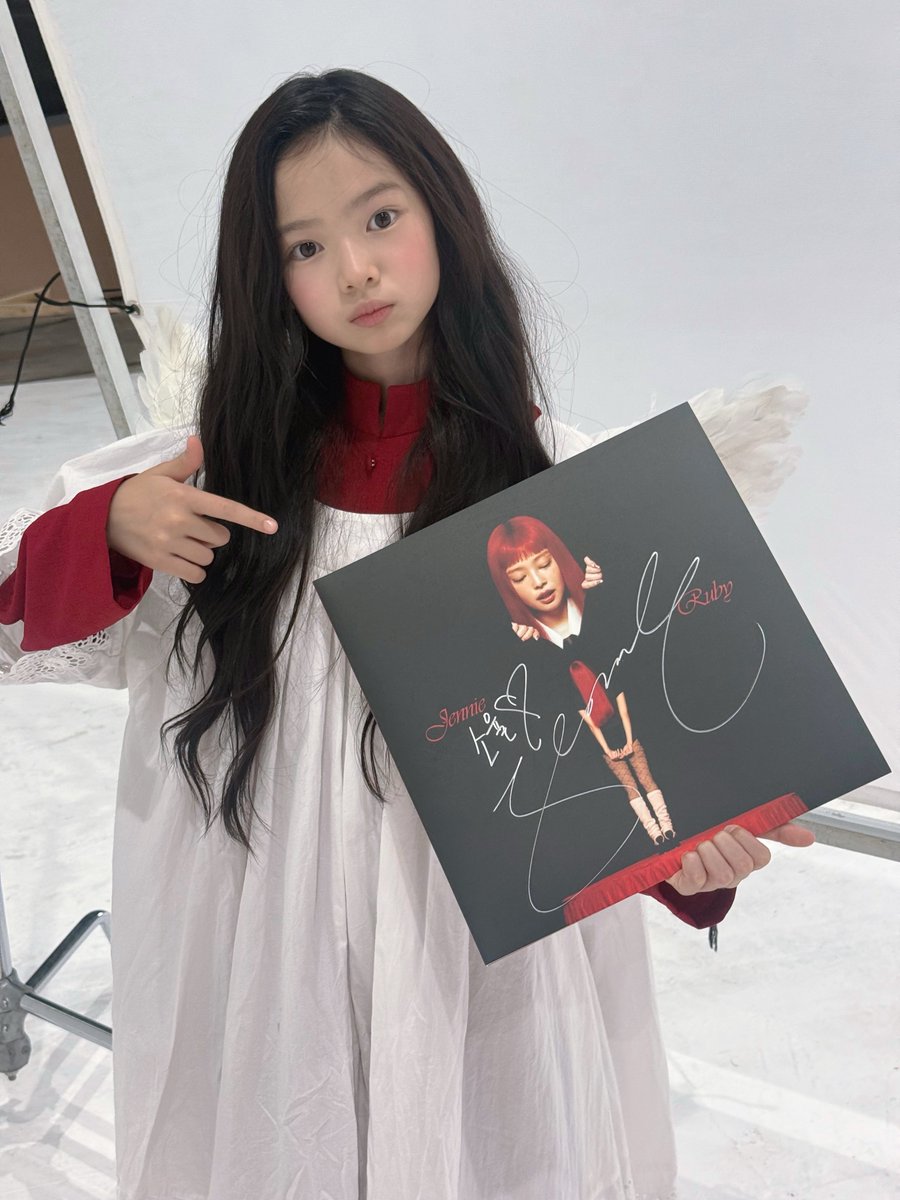 JennieDCGallery's tweet photo. 260831 아역배우 최소율님 인스타그램에 올라온 제니의 쏘스윗 모먼트

“제니언니에게 선물 받은 싸인 바이닐 앨범 🫶🏻💕💕💕”

“싸인 CD도 받았어요 ❤️”

“꺅 ❣️”

“꽃다발이랑 앨범들 같이 챙겨주신 천사님 🪽”

“촛불 건내주는 씬인데 제니 언니가 촛불 한번에 안꺼져서 다들 빵터짐🤣ㅋㅋㅋ”

“소율핑은 제니언니가 갑자디 안아줘서 뚝딱이가 되버려..✨”

“소율이 씬 다 끝나서 인사하고 가는데 조금 기다려 달라고 하시더니!!
직접 선물 전해주는 쏘스윗 제니언니🫶🏻🫶🏻 
우리는 젤리밖에 못드렸는데 🥹 너무 좋아해주심 💕 
러블리한 목소리로 내일 만나요 하시는데 우리 모두 심쿵했다 이거에요🫠💕💕
어둡게 찍혀서 너무 아쉬워잉😭”

“하나하나 다 너무 이쁘쟈나 ❣️❣️❣️❣️”

“우리집 가보다 정말🫶🏻🫶🏻”