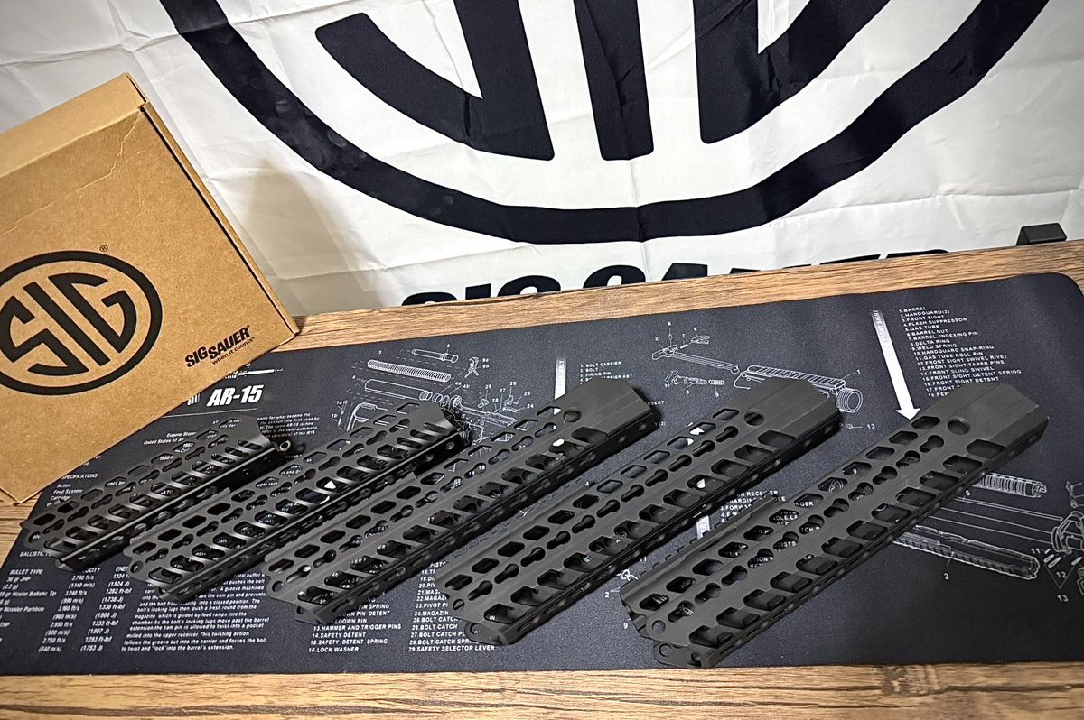 7313O's tweet photo. SIG MCX Legacy 

実物keymodハンドガード

12インチ３本もいらないな
#エアガン　#MCX https://t.co/SSLfzgX6xa