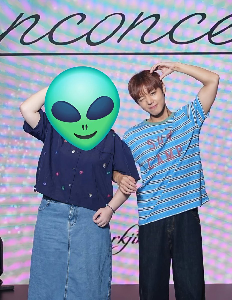 hunx5p's tweet photo. 스킨쉽 금지 무시하고 찍는 이 인성은 뭘까요 ~ https://t.co/zVTsqBfU2w