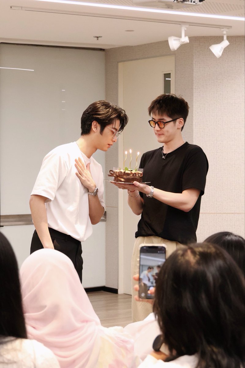 06ji05's tweet photo. HAPPY BIRTHDAY DADDY @AugustZu https://t.co/WLn2bbwiNn