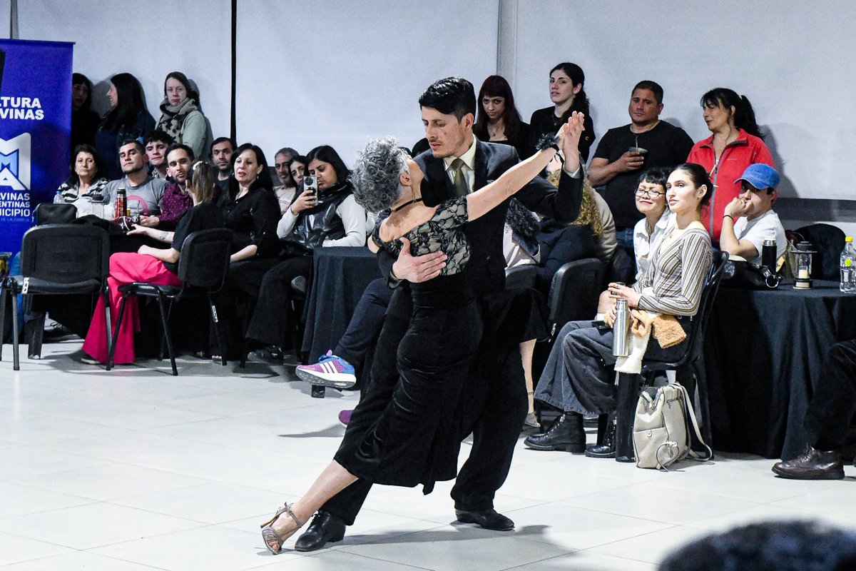 munimalvinas's tweet photo. Milonga dominguera en la CCA 💃
Homenaje a Astor Piazzolla
La música y la pista de la Casa Cultura y Arte nos invitaron a disfrutar del #Tango desde múltiples perspectivas.
Una jornada con baile, presentaciones artísticas y un gran repertorio tanguero de la Orquesta Municipal. Te esperamos en la próxima Milonga.
#AstorPiazzolla #Cultura #CCA #Milonga