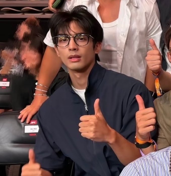 WEI2LONG's tweet photo. he genuinely just keeps getting hotter https://t.co/RKENL8dDSM
