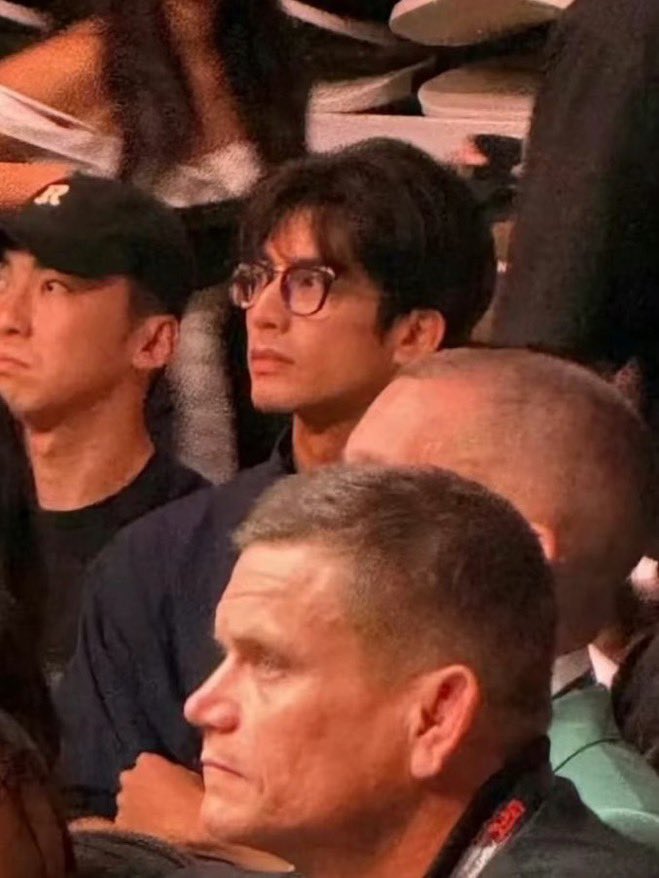 WEI2LONG's tweet photo. he genuinely just keeps getting hotter https://t.co/RKENL8dDSM