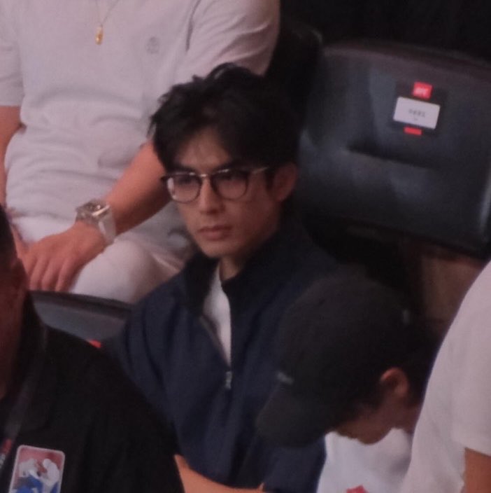 WEI2LONG's tweet photo. he genuinely just keeps getting hotter https://t.co/RKENL8dDSM