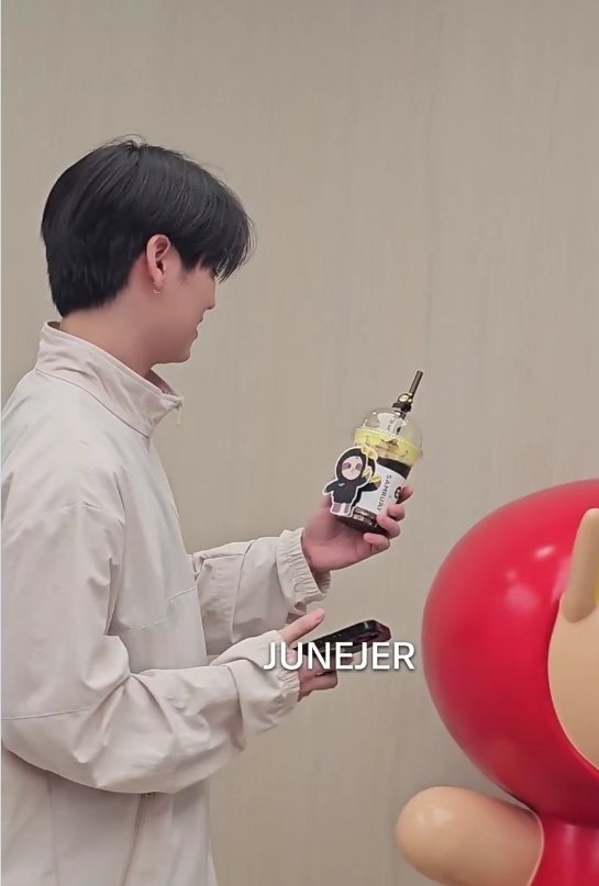 ecalost's tweet photo. น้องตังมาคาเฟ่ ซื้อน้ำสล็อธอ้วนมากินด้วย น่ารักมากกก😭😭😭😭😭🤲🤲🤲🤲🤲 https://t.co/GYKDzuGCTW