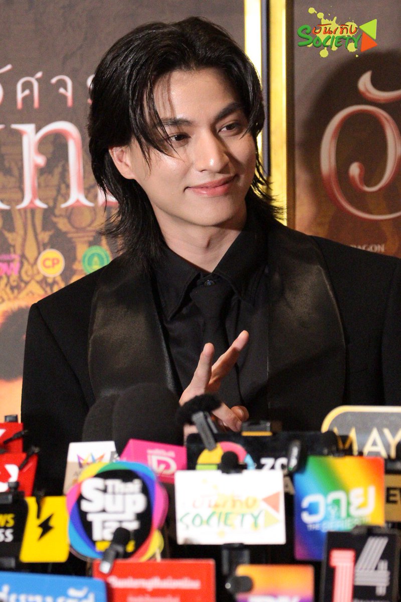 bunterngsociety's tweet photo. “กลัฟ คณาวุฒิ” ให้สัมภาษณ์ ก่อนเริ่มงาน “อัศจรรย์วันทอง GALA PREMIERE” ✨

GULF X IN THE NAME OF LOVE GALA

#GulfKanawut #กลัฟคณาวุฒิ
#อัศจรรย์วันทอง #อัศจรรย์วันทองGALA 
#InTheNameOfLove https://t.co/w1lVjdwBC6