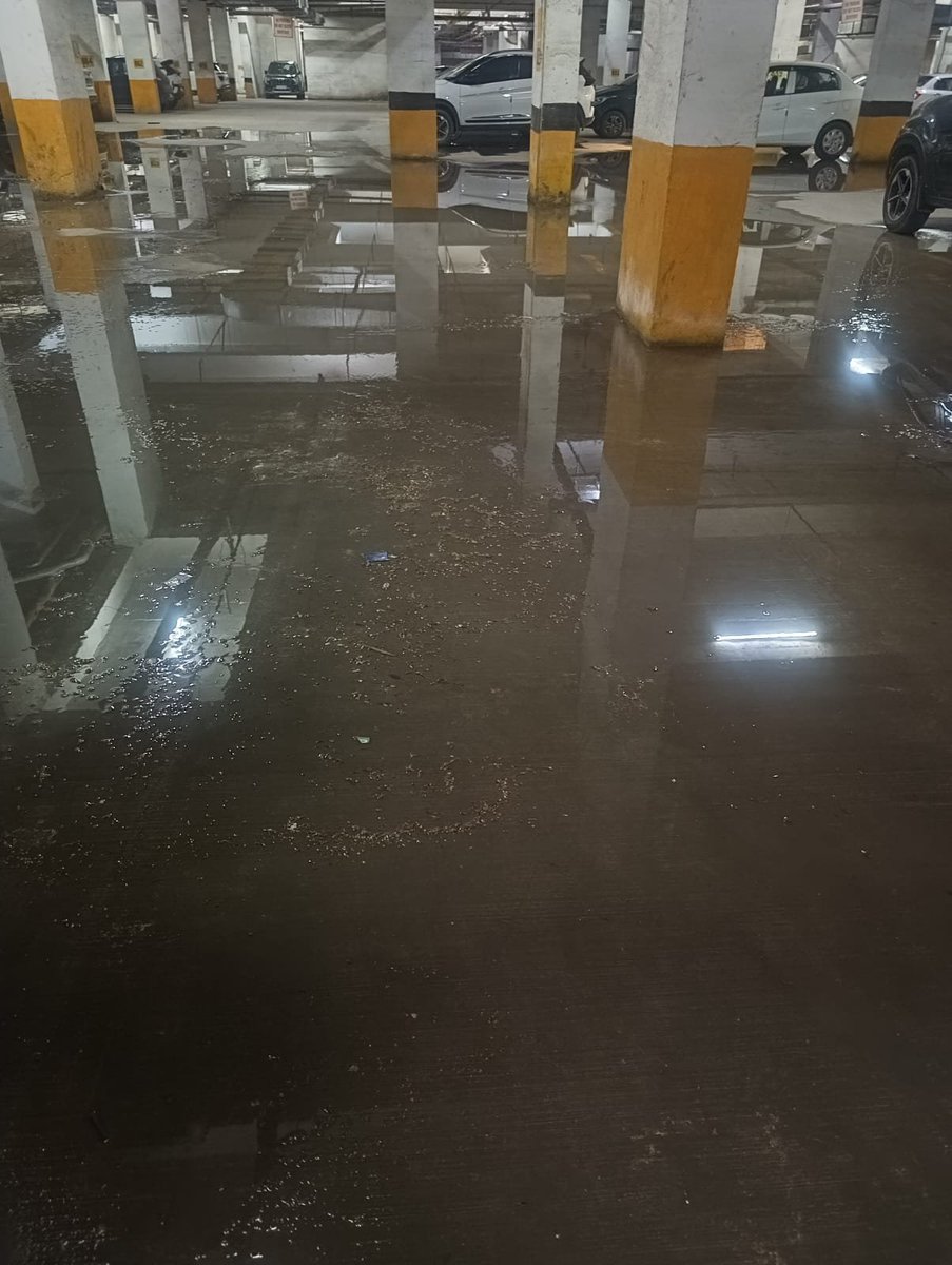 pravesh_khokhar's tweet photo. @CPCB_OFFICIAL @OfficialGNIDA @myogiadityanath @myogioffice @CMOfficeUP @dmgbnagar @tejpalnagarMLA @deepakyadav2299 निराला एस्पायर सेक्टर 16 ग्रेटर नोएडा के बेसमेंट मै STP ओवरफ्लो होकर पानी भरा हुआ है। कोई सुध बुध लेने को तैयार नहीं है। ये हाल है पार्किन का। https://t.co/ejmkPgBl9z