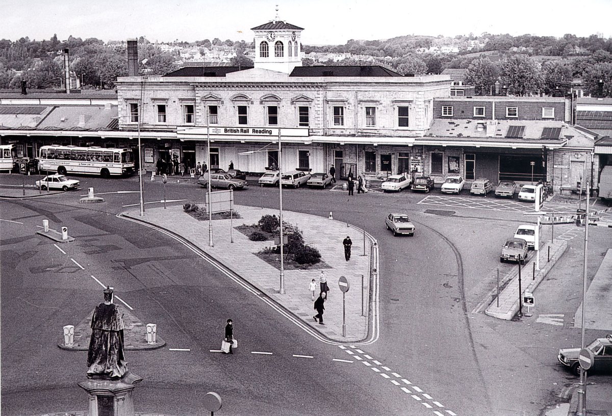 readinglibrary's tweet photo. Finishing up with another of Terry Allsop's photos - Reading Station, seen from the Foster Wheeler building (later called Thames Tower), c. 1975. The view is across Station Square, with the statue of King Edward VII in the left foreground.  #ReadingLocalHistory https://t.co/99BXUTuLJY