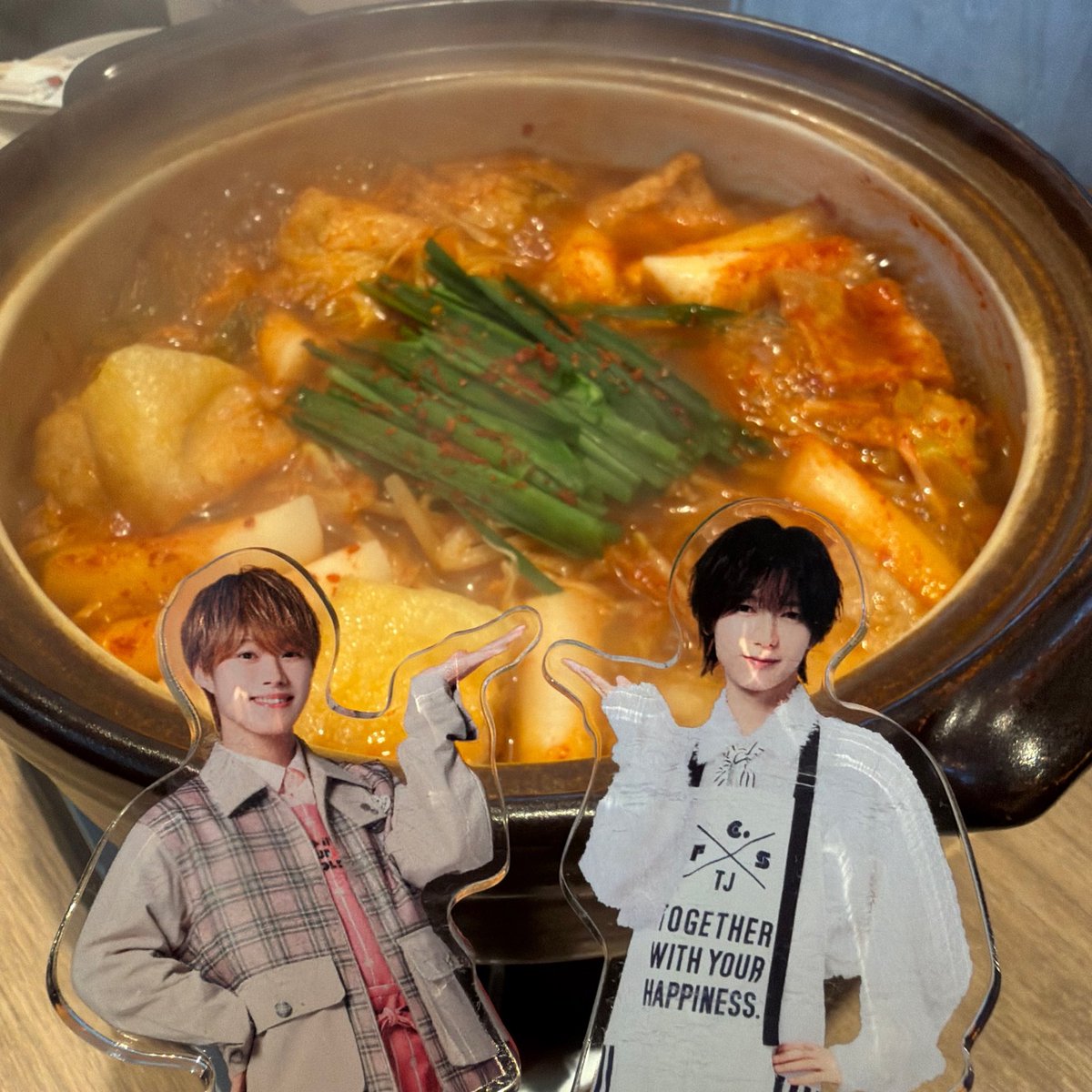 0809_SUPERIDOL's tweet photo. 先日。大橋くんがまだなにわ結成前に一緒によく松竹連番してたともだちに超ひっっっさしぶりに会ったけど会ってない期間があったとは思えないくらいずーーーっと喋ってたwwwなんで鍵ついてんの？って言われたので外します🫩👈
一生喋ってて本当にあっという間だしお互い変わらなさすぎて楽しかった❣️ https://t.co/LSCa6QXlnQ