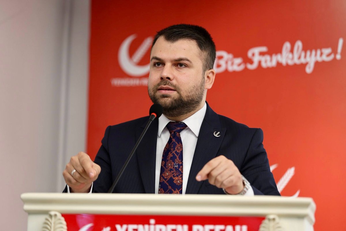 MilliNizamHaber's tweet photo. Yeniden Refah Partili Muhammed Fatih Müjdeci: 

“Sanat adı altında ahlâksızlığın moda olarak sunulmasına müsaade etmeyeceğiz”

Yeniden Refah Partisi Genel Başkan Yardımcısı Muhammed Fatih Müjdeci, Türkiye’de son dönemde özellikle sosyal medya ve televizyonlar üzerinden gençlere yönelik ahlaki değerleri zedeleyici içeriklerin yaygınlaştırıldığına dikkat çekerek Aile ve Sosyal Hizmetler Bakanlığı’na çağrıda bulundu. 

Müjdeci, “Sanatçı kisvesi altında serseriliği ve ahlaksızlığı moda olarak gençlerimizin önüne koyan anlayışa karşı gerekli tedbirler alınmalıdır” dedi.

Yeniden Refah Partisi Genel Başkan Yardımcısı Muhammed Fatih Müjdeci, Türkiye’de gençlerin ve çocukların ahlaki değerlerini olumsuz etkileyen bazı sosyal medya ve sanat içeriklerine tepki gösterdi.

Manifest, Mantra ve Aura isimlerini örnek gösteren Müjdeci, bu grupların özellikle gençler üzerinde oluşturduğu etkinin sorgulanması gerektiğini belirterek, toplumun temel değerlerinin hedef alındığını savundu.

Müjdeci, “Cinsel obje olarak kendilerini sergileyen, kendi kızlarımızın ve gençlerimizin ahlakını bozan anlayışlarla karşı karşıyayız. Bakın, toplumun mayasıyla oynanıyor şu anda” ifadelerini kullandı.

“SANATÇILIK KİSVESİ ALTINDA AHLÂKSIZLIK MODA OLARAK SUNULUYOR”

Toplumun örf, adet, gelenek ve Anadolu irfanıyla şekillenen değerlerinin korunması gerektiğini vurgulayan Müjdeci, bazı sanatçı ve grupların sanat adı altında gençlere olumsuz rol modeller sunduğunu ifade etti.

Müjdeci, “Bizim örfümüzü, adetimizi, geleneğimizi, Anadolu irfanı olarak nitelendirdiğimiz edep, adap ve muaşeret anlayışını bozan; sanatçı kisvesi altında ahlaksızlığı moda olarak kullanan isimlerden bahsediyorum” şeklinde konuştu.

Müjdeci, geçmiş dönemin sanatçılarını da örnek göstererek, “Bizim sanatçı dediğimiz isimlere bakın. Eskileri dinlediğimiz şarkıların cümlelerine bakın. İnsanların derdiyle dertlenirlerdi. Ozanlardı bunlar, ariflerdi. Şarkıları, türküleri milletin mayasına dokunurdu” dedi.

AİLE VE SOSYAL HİZMETLER BAKANLIĞI’NA ÇAĞRI

Aile ve Sosyal Hizmetler Bakanlığı’na doğrudan çağrıda bulunan Müjdeci, gençleri ve çocukları olumsuz içeriklerden korumanın devletin sorumluluklarından biri olduğunu söyledi.

Müjdeci, “Buradan Aile Bakanlığımıza sesleniyorum. Bu anlattığımız kişileri sizler bizlerden daha iyi biliyorsunuz, sorunları da biliyorsunuz. Çözüm mercii sizsiniz” ifadelerini kullandı.

Sosyal medya ve televizyonlarda toplumun değerleriyle bağdaşmadığını düşündüğü içeriklerin yaygınlaştırılmasına karşı gerekli adımların atılmasını isteyen Müjdeci, “Sosyal medyalarda, televizyon programlarında muhalefet partisi gibi takılmayın. Ahlaksızlığı yayan, bunu sanat adı altında sunan ve kendi bedenlerini teşhir eden bu insanlara engel olun” çağrısında bulundu.

“ÇOCUKLARIMIZIN GELECEĞİNİN İFSAT EDİLMESİNİ İSTEMİYORUZ”

Açıklamasında kendi çocuklarını da örnek veren Müjdeci, meselenin yalnızca bugünün gençleriyle sınırlı olmadığını, gelecek nesillerin de bu içeriklerden etkilendiğini belirtti.

“Ben bir kız çocuk babasıyım. Kızım iki buçuk yaşında, oğlum altı yaşında. Şimdi hepimizin evlatları var, akrabalarımız var” diyen Müjdeci, şu değerlendirmede bulundu:

“Bu çocukların komşu komşunun külüne muhtaçtır anlayışıyla yetişmesi midir istediğimiz? Yoksa ahlaksızlığı bir moda olarak görerek bunların konserlerine, içeriklerine bakarak yetişmeleri midir?”

“MİLLETİN MAYASINA DOKUNAN BİR SANAT ANLAYIŞINI İSTİYORUZ”

Gençlerin kültürel ve ahlaki değerlerle yetişmesinin önemine dikkat çeken Müjdeci, sanatın toplumun değerlerini aşındırmak yerine topluma katkı sunması gerektiğini söyledi.

Müjdeci, “Bunlar bizim genetiğimizi bozmak üzerine. Sanatçılık kisvesi altında serserilik yapıyorlar. Yeniden Refah Partisi olarak bunlara derhal müdahale edilmesi gerektiğini sizlerin aracılığıyla bir kez daha hatırlatıyorum” ifadelerini kullanarak, Yeniden Refah Partisi olarak gençleri ve aile yapısını koruyacak adımların atılmasını istediklerini belirtti.