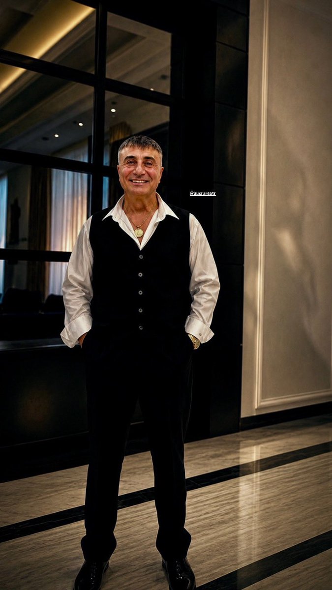 sedatPekerd's tweet photo. @sedat_peker Bir annenin yalvarması Geceleri uyku tutmaz gözyaşları yastığı ıslatır, sabah kalkınca yine “çocuklarım için” diye ayağa kalkar.Reisim 500 bin borcun altında eziliyorum. Elimdeki telefon paramparça, hayalim bir iPhone 17 O telefona ölsem de ulaşamayacağımı biliyorum https://t.co/onU6l166If