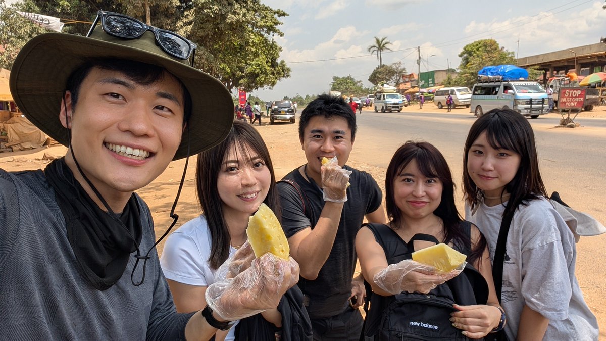 kantahara's tweet photo. 聞こえますか、日本の皆さん……ウガンダに来て、パイナップルを食べるのです……🍍

道端で売っているパイナップルを買って、その場でカットしてもらって食べるのが、原貫太のスタディツアー恒例。

果汁が滴るくらいジューシーで、芯までそのまま食べられるくらい柔らかい。そして、とにかく甘い。

旬の時期なら、1個40円ほどで買えることもあります。

大げさじゃなく、これを食べるためだけでもウガンダに来る価値があると思ってます。笑

次回のウガンダ・スタディツアーはこちら。

▼ 第21回
2027年3月12日（金）〜3月19日（金）

▼ 第22回
2027年3月20日（土）〜3月27日（土）