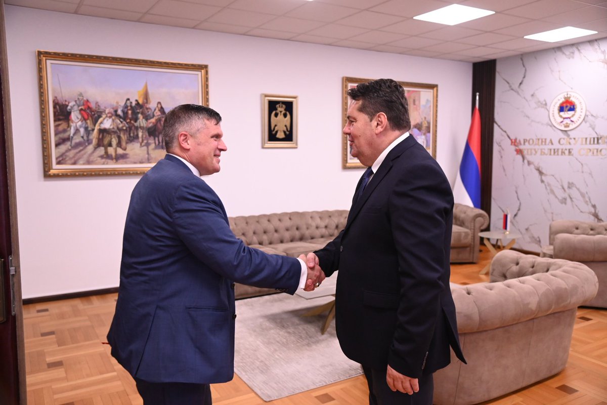 nenad_stevandic's tweet photo. Директору Канцеларије Амбасаде САД у Бањалуци г. Спенсеру Филдсу уз заједничке ставове о миру и развоју указао сам на неравноправан положај само за УС и СНСД настао Шмитовом одлуком о отимању законских финансијских средстава.То је изборни инжењеринг који ремети инт��гритет избора. https://t.co/SvBFf0vwWa