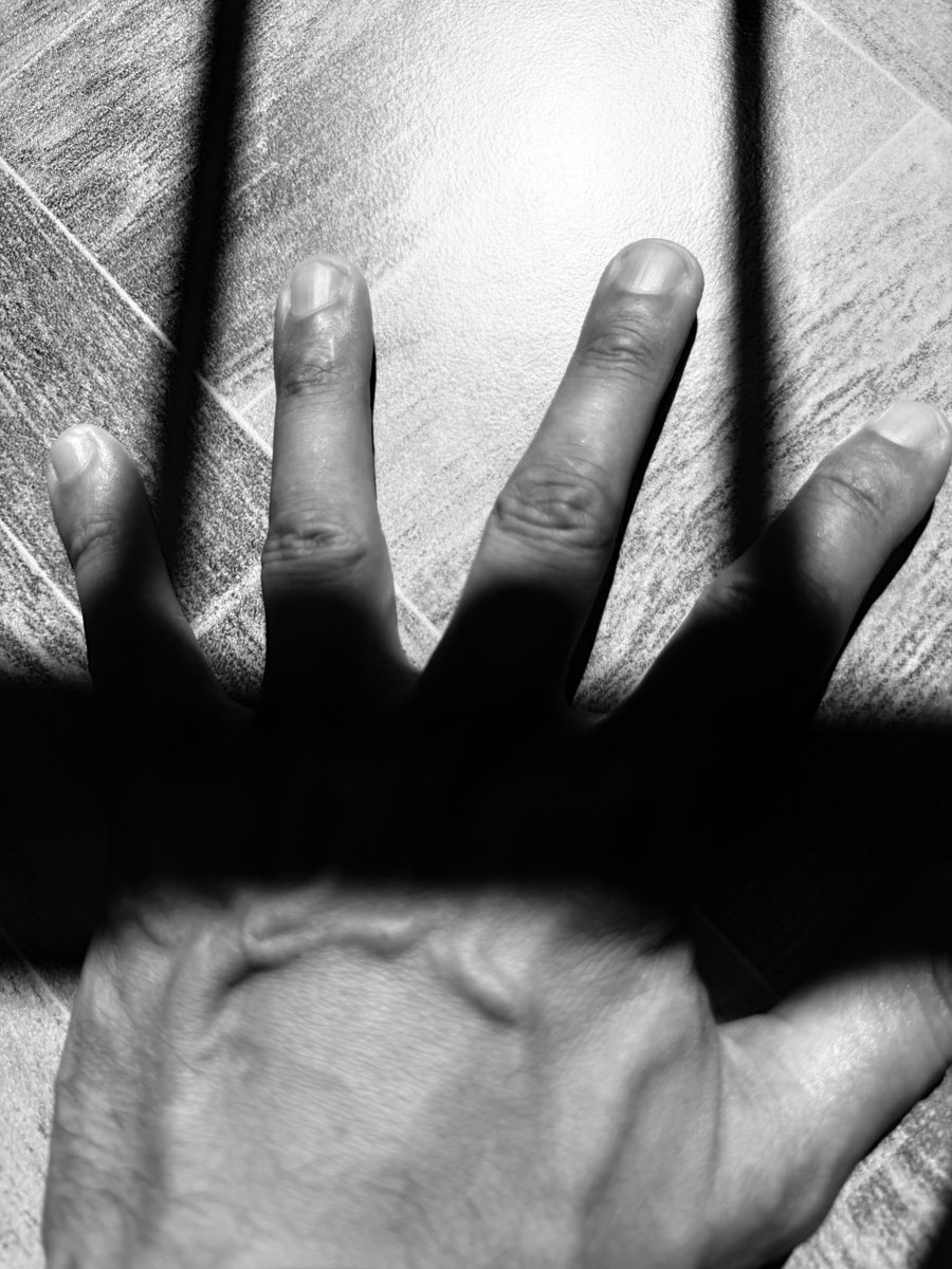 Alonein43672278's tweet photo. #photography #blackandwhite #hand #shadows #prison #freedom https://t.co/ScIoQB9uVS