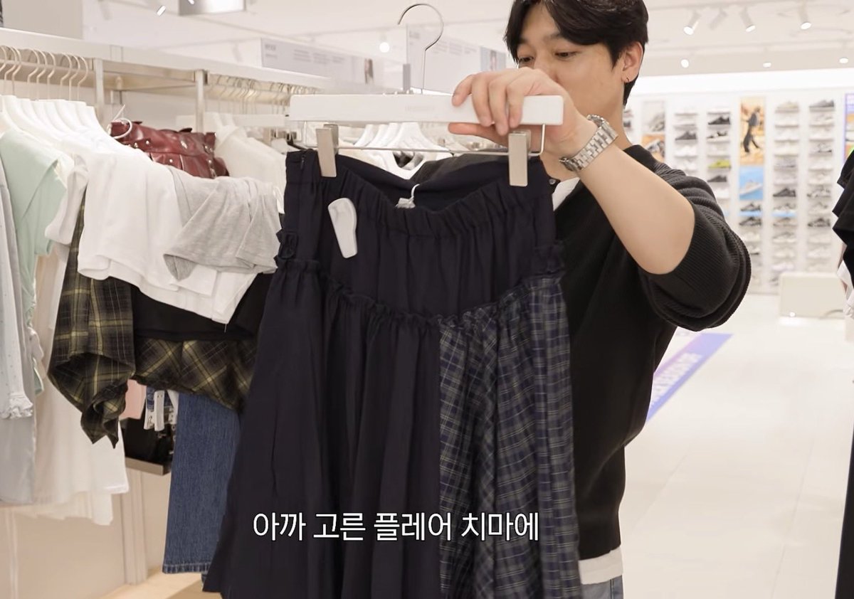 bloom__dee2's tweet photo. Beneran kek adegan ini hikss tp maunya sama sungjinnya aja gk mau sama bosnya 😭😭😭 https://t.co/koaPGdagsb