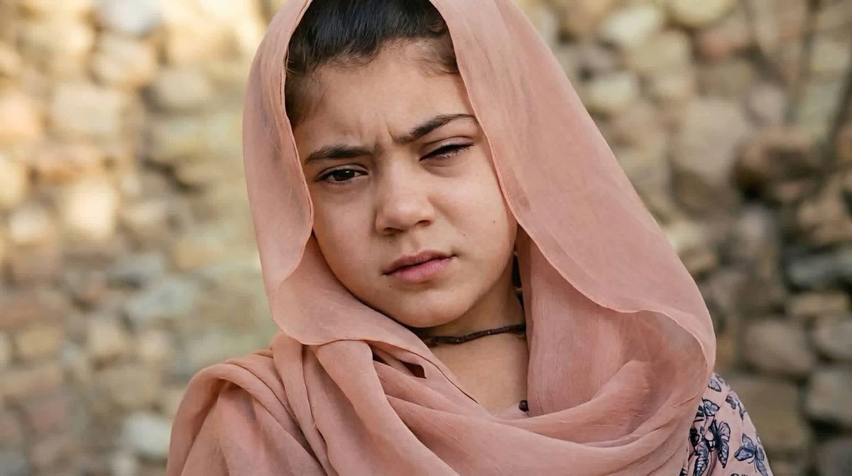 AimalAli17's tweet photo. اس معصوم بچی کو مدرس صاحب نے کسی کوتاہی پر ایسے زناٹے دار تھپڑ سے مارا کہ بیچاری لکھڑا کر میز سے جا لگی ۔ بد قسمتی سے میز پر آنکھ لگی اور جھٹکا اس قدر شدید تھا کہ آنکھ کو سخت زخم آیا ۔ اب ایک آنکھ بینائی سے محروم دوسری کی مفلوج ہونے کا خطرہ ہے ۔ https://t.co/hW6HT5TBpM