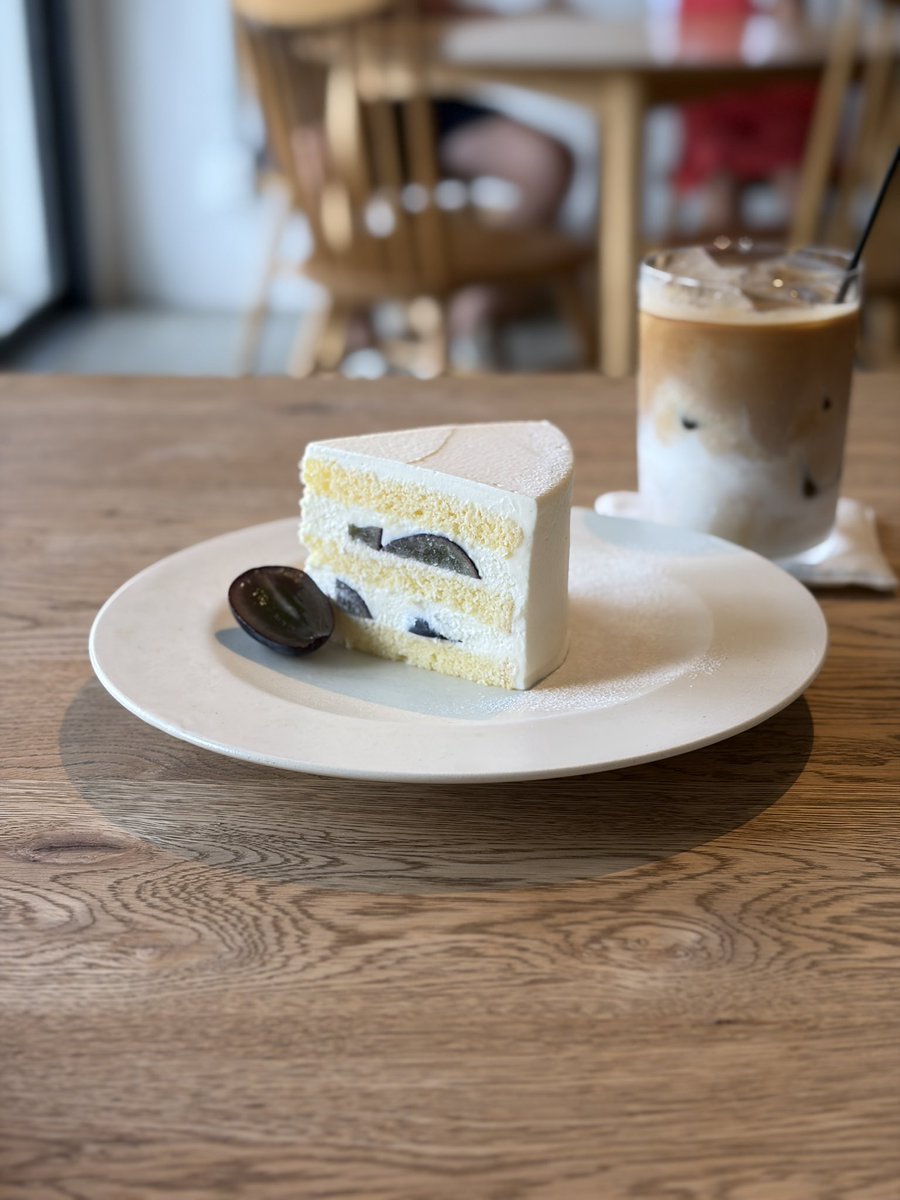 cafe_rie's tweet photo. 偶然出会えたナガノパープルのショートケーキ
まだお店のインスタに載ってなかったからこれから本格的に始まるのかな？
本当に甘くてジューシーで美味しかった🍇 https://t.co/C1nLbmjQka