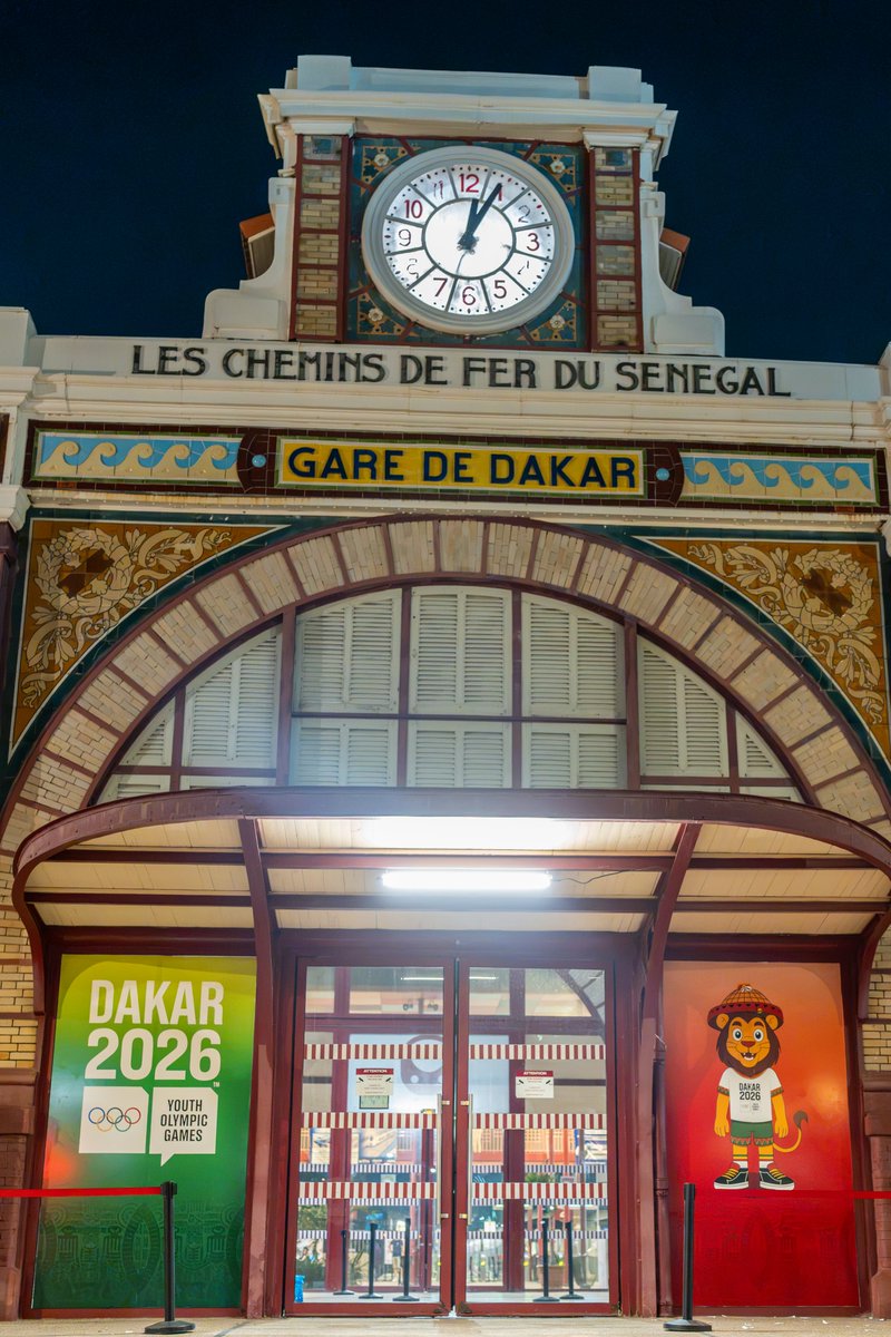 jojdakar2026's tweet photo. 🚌 La gare de Dakar et celle de Diamniadio se parent aux couleurs de Dakar 2026 ! Un avant-goût de l'ambiance qui nous attend. 
________

🚌 Dakar and Diamniadio train stations are getting dressed in Dakar 2026 colors ! A first taste of the atmosphere ahead.

#Dakar2026 https://t.co/r5ZrHsGx9C