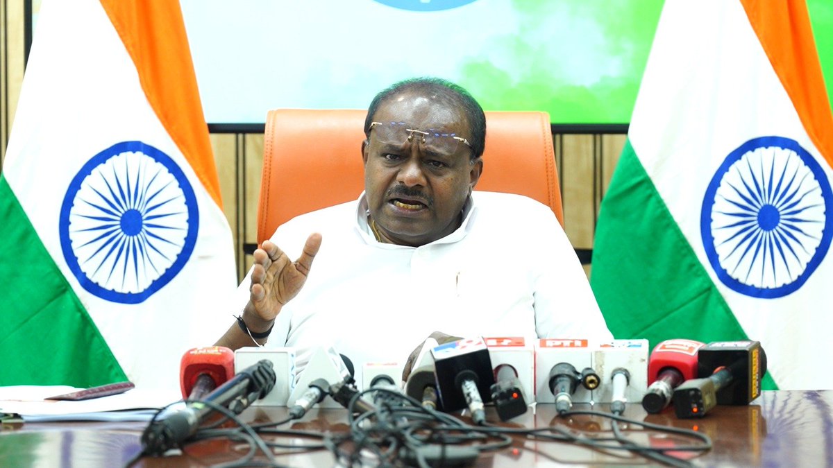 hd_kumaraswamy's tweet photo. 📍ನವದೆಹಲಿ 

#KPSC ಹಗರಣಕ್ಕೆ ಸಂಬಂಧಿಸಿದಂತೆ ಮಾಧ್ಯಮಗೋಷ್ಠಿಯನ್ನು ಉದ್ದೇಶಿಸಿ ಮಾತನಾಡಿದ ಸಂದರ್ಭ.

KPSC ಅವಕಾಶ ವಂಚಿತರ ಜತೆ ಚರ್ಚೆ ನಡೆಸಲು ಶ್ರೀ ರಾಹುಲ್ ಗಾಂಧಿ ಅವರು ಯಾವಾಗ ಬೆಂಗಳೂರಿಗೆ ಬರುತ್ತಾರೆ? ಲೋಕಸಭೆ ಪ್ರತಿಪಕ್ಷ ನಾಯಕರಿಗೆ ಇದು ನನ್ನ ನೇರ ಪ್ರಶ್ನೆ. ನೀಟ್ ವಿಷಯವನ್ನು ಯಾವ ರೀತಿ ಕೈಗೆತ್ತಿಕೊಂಡು ಹೋರಾಟ ನಡೆಸಿದರೋ ಅದೇ ರೀತಿಯಲ್ಲಿ ಕೆಪಿಎಸ್ಸಿ ಹಗರಣದ ಬಗ್ಗೆ ಕೂಡ ಅವರು ಹೋರಾಟ ನಡೆಸಬೇಕು ಎಂಬುದು ನನ್ನ ಆಗ್ರಹ.

#ಕೆಪಿಎಸ್‌ಸಿಕರ್ಮಕಾಂಡ 
#KarnatakaKpscFiles