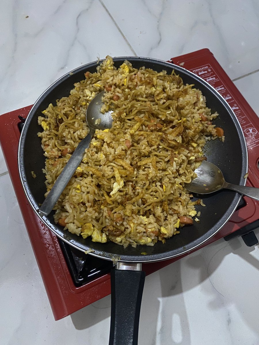 Ardiyanttr's tweet photo. Mager kluar, eh malah msak nasgor sama doi https://t.co/X4tzCvDbJs