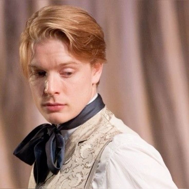 targaryenling's tweet photo. he is the most dorian gray person ive ever seen https://t.co/btMSccG40q