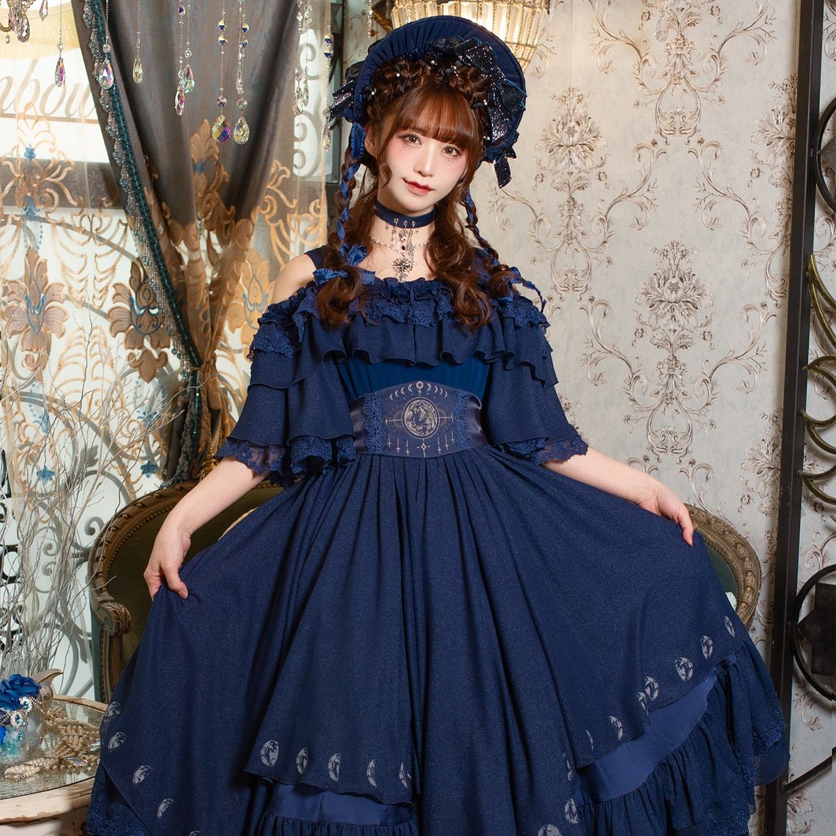 hoshibakoWorks's tweet photo. 🌟再販予告🌟

月の満ち欠け 　オフショルダードレッシーワンピース　刺繍ベルト＆チョーカーセット

美しく輝く月の満ち欠けをテーマにした華麗なオフショルワンピースが再登場✨

明日9月2日11:00より再販START🌠

✦こちらネイビーのみ再販いたします。なお、他カラーの再販予定は現在未定でございます✦

https://t.co/yBBcSHeIRz