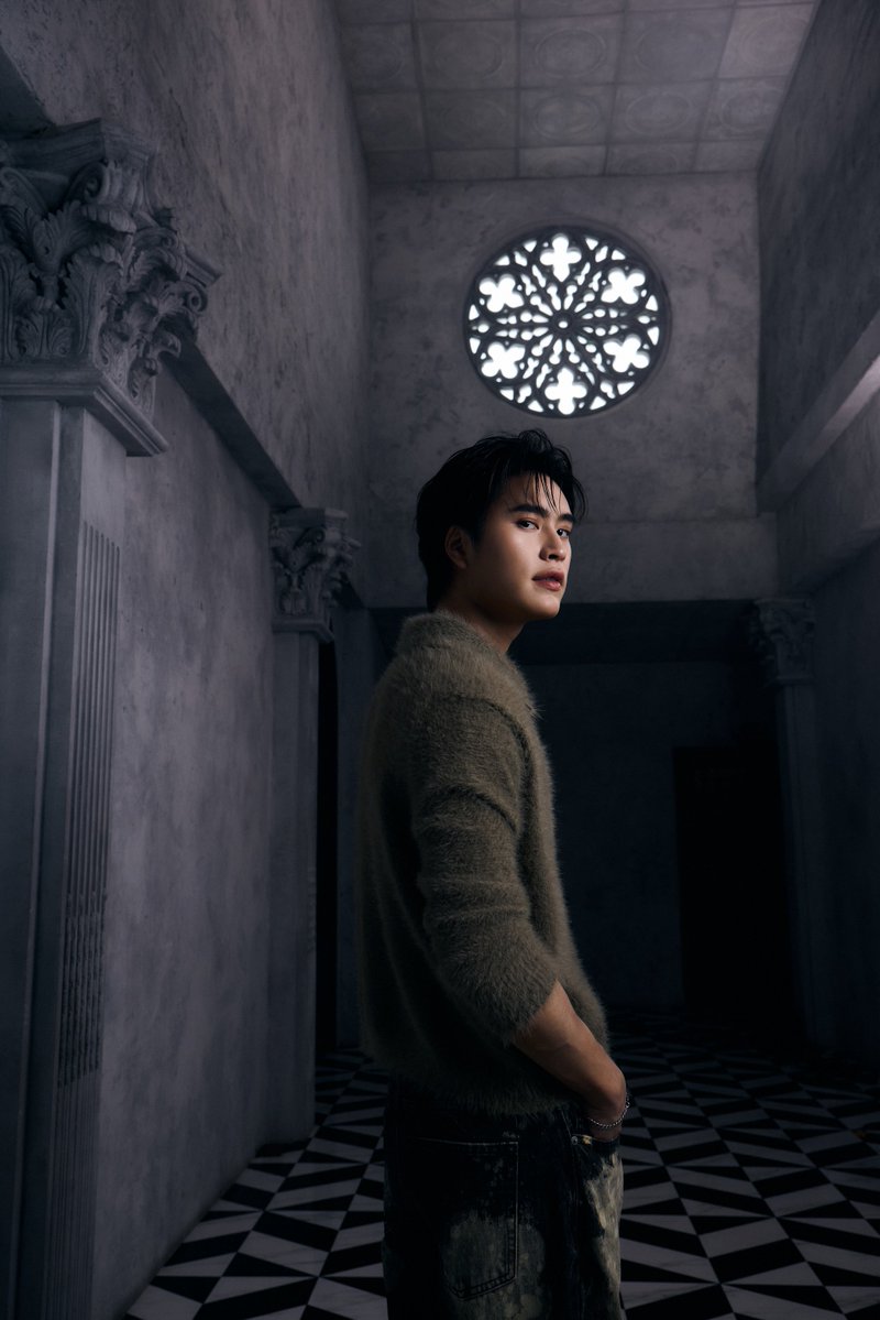CM2Connect's tweet photo. “GEMINI” ส่งเพลงช้า “ไม่มีวัน“ (Fragile)
พร้อมโชว์สกิลร่วมแต่งทำนอง
คว้าสาวสวยน้องใหม่ “โยเกิร์ต” รับบทนางเอกMV ถ่ายทอดถึงอารมณ์
 
หลังปล่อยซิงเกิลที่แสนจะอันตรายอย่าง “Dangerous” ที่เซ็กซี่โดนใจแฟนเพลงทั่วโลกไปแล้ว ล่าสุดศิลปินหนุ่มฮอต “GEMINI” หรือ“เจมีไนน์ นรวิชญ์ ฐิติเจริญรักษ์” จาก  “RISER MUSIC“ กลับมาอีกครั้ง พร้อมเพลง POP R&B  “ไม่มีวัน“ (Fragile) ถ่ายทอดความรู้สึกของคนที่อยากกลับไปแก้ไขรอยร้าวในความสัมพันธ์  งานนี้เจ้าตัวยังได้โชว์สกิลด้านดนตรีร่วมแต่งทำนอง ร่วมกับ ”แกงส้ม“ (ธนทัต ชัยธรรถ“และ “แอ้ม”(อัจฉริยา ดุลยไพบูลย์)  พร้อมดึงสาวสวยน้องใหม่ “โยเกิร์ต โยษิตา วสุภิรักษ์” ร่วมเล่น MV ทำให้เพลงนี้ถูกถ่ายทอดออกมาเข้าถึงอารมณ์มากยิ่งขึ้น
“GEMINI” เล่าเบื้องหลังการทำงานว่า “สำหรับซิงเกิล  “ไม่มีวัน” (Fragile)” เป็นเพลงช้า POP R&B  เนื้อหาของเพลงเล่าถึง ความรู้สึกผิดที่ทำให้คนที่รักต้องเสียใจ จนกลายเป็นรอยร้าวในความสัมพันธ์ ที่ต่อให้อยากจะย้อนเวลากลับไปแก้ไขเท่าไหร่ ก็รู้ว่าเธอไม่มีวันกลับมาเหมือนกับแก้วที่แตกไปแล้วต่อให้เราพยายามซ่อมแซมก็ยังมีรอยร้าวอยู่ดี ก็เป็นเพลงช้าอกหักต่างจากซิงเกิลที่ผ่านมาที่ดูอินเลิฟ  ซึ่งเบื้องหลังการทำงานเพลงนี้ เตรียมตัวกันเต็มที่ พอเห็นเนื้อเพลงก็มีโอกาสเสนอไอเดียร่วมแต่งทำนอง ร่วมกับ “พี่แกงส้ม” และ “พี่แอ้ม” ออกมาเป็นไฟนอลที่ผมชอบมากๆ และคิดว่าเนื้อหาของเพลงน่าจะตรงกับเรื่องราวของใครหลายๆ คน  ส่วนตัว MV แทนความสัมพันธ์เป็นเหมือนกระจกที่แตก พยายามเอาเศษกระจกมาต่อกัน แต่สุดท้ายก็ไม่มีทางเหมือนเดิม ซึ่งนางเอกของเพลงนี้ ได้ “โยเกิร์ต” มาร่วมแสดงด้วยสำหรับผมรู้สึกว่าคาแรคเตอร์ของ “โยเกิร์ต” ทำให้มู๊ดออกค่อนข้างตรงกับคอนเซ็ปต์ของเพลงมากครับ อยากให้ทุกคนไปชม MV กันเยอะๆ นะครับ”
สามารถรับชมมิวสิควีดิโอเพลง “ไม่มีวัน” (Fragile)” ของ“GEMINI” ได้ที่ YouTube: RISER MUSIC และรับฟังผ่าน Music Streaming ทุกแพลตฟอร์ม และติดตามข่าวสารได้ที่ Facebook, Instagram, X, TikTok ของ RISER MUSIC 

GEMINI FRAGILE MV
#GeminiFragileMV
#Gemini_NT #เจมีไนน์