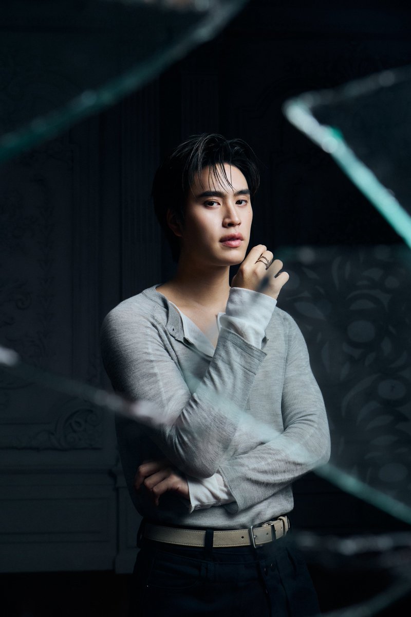 CM2Connect's tweet photo. “GEMINI” ส่งเพลงช้า “ไม่มีวัน“ (Fragile)
พร้อมโชว์สกิลร่วมแต่งทำนอง
คว้าสาวสวยน้องใหม่ “โยเกิร์ต” รับบทนางเอกMV ถ่ายทอดถึงอารมณ์
 
หลังปล่อยซิงเกิลที่แสนจะอันตรายอย่าง “Dangerous” ที่เซ็กซี่โดนใจแฟนเพลงทั่วโลกไปแล้ว ล่าสุดศิลปินหนุ่มฮอต “GEMINI” หรือ“เจมีไนน์ นรวิชญ์ ฐิติเจริญรักษ์” จาก  “RISER MUSIC“ กลับมาอีกครั้ง พร้อมเพลง POP R&B  “ไม่มีวัน“ (Fragile) ถ่ายทอดความรู้สึกของคนที่อยากกลับไปแก้ไขรอยร้าวในความสัมพันธ์  งานนี้เจ้าตัวยังได้โชว์สกิลด้านดนตรีร่วมแต่งทำนอง ร่วมกับ ”แกงส้ม“ (ธนทัต ชัยธรรถ“และ “แอ้ม”(อัจฉริยา ดุลยไพบูลย์)  พร้อมดึงสาวสวยน้องใหม่ “โยเกิร์ต โยษิตา วสุภิรักษ์” ร่วมเล่น MV ทำให้เพลงนี้ถูกถ่ายทอดออกมาเข้าถึงอารมณ์มากยิ่งขึ้น
“GEMINI” เล่าเบื้องหลังการทำงานว่า “สำหรับซิงเกิล  “ไม่มีวัน” (Fragile)” เป็นเพลงช้า POP R&B  เนื้อหาของเพลงเล่าถึง ความรู้สึกผิดที่ทำให้คนที่รักต้องเสียใจ จนกลายเป็นรอยร้าวในความสัมพันธ์ ที่ต่อให้อยากจะย้อนเวลากลับไปแก้ไขเท่าไหร่ ก็รู้ว่าเธอไม่มีวันกลับมาเหมือนกับแก้วที่แตกไปแล้วต่อให้เราพยายามซ่อมแซมก็ยังมีรอยร้าวอยู่ดี ก็เป็นเพลงช้าอกหักต่างจากซิงเกิลที่ผ่านมาที่ดูอินเลิฟ  ซึ่งเบื้องหลังการทำงานเพลงนี้ เตรียมตัวกันเต็มที่ พอเห็นเนื้อเพลงก็มีโอกาสเสนอไอเดียร่วมแต่งทำนอง ร่วมกับ “พี่แกงส้ม” และ “พี่แอ้ม” ออกมาเป็นไฟนอลที่ผมชอบมากๆ และคิดว่าเนื้อหาของเพลงน่าจะตรงกับเรื่องราวของใครหลายๆ คน  ส่วนตัว MV แทนความสัมพันธ์เป็นเหมือนกระจกที่แตก พยายามเอาเศษกระจกมาต่อกัน แต่สุดท้ายก็ไม่มีทางเหมือนเดิม ซึ่งนางเอกของเพลงนี้ ได้ “โยเกิร์ต” มาร่วมแสดงด้วยสำหรับผมรู้สึกว่าคาแรคเตอร์ของ “โยเกิร์ต” ทำให้มู๊ดออกค่อนข้างตรงกับคอนเซ็ปต์ของเพลงมากครับ อยากให้ทุกคนไปชม MV กันเยอะๆ นะครับ”
สามารถรับชมมิวสิควีดิโอเพลง “ไม่มีวัน” (Fragile)” ของ“GEMINI” ได้ที่ YouTube: RISER MUSIC และรับฟังผ่าน Music Streaming ทุกแพลตฟอร์ม และติดตามข่าวสารได้ที่ Facebook, Instagram, X, TikTok ของ RISER MUSIC 

GEMINI FRAGILE MV
#GeminiFragileMV
#Gemini_NT #เจมีไนน์
