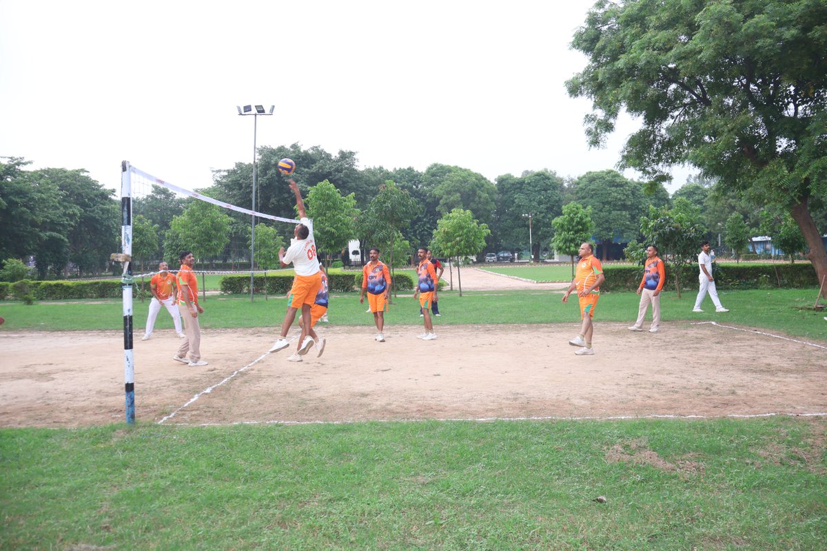 5signalbncrpf's tweet photo. As part of #NationalSportsDay2026, an exciting Inter-Coy Volleyball 🏐 Match between A/5 Sig Bn and HQ/5 Sig Bn was organised at @5signalbncrpf , CHG
The match promoted team spirit,fitness,camaraderie &amp; sportsmanship among the personnel.💪🏐

#NSD2026 #CRPF #FitIndia  @PIB_India https://t.co/ODTrUAaurO