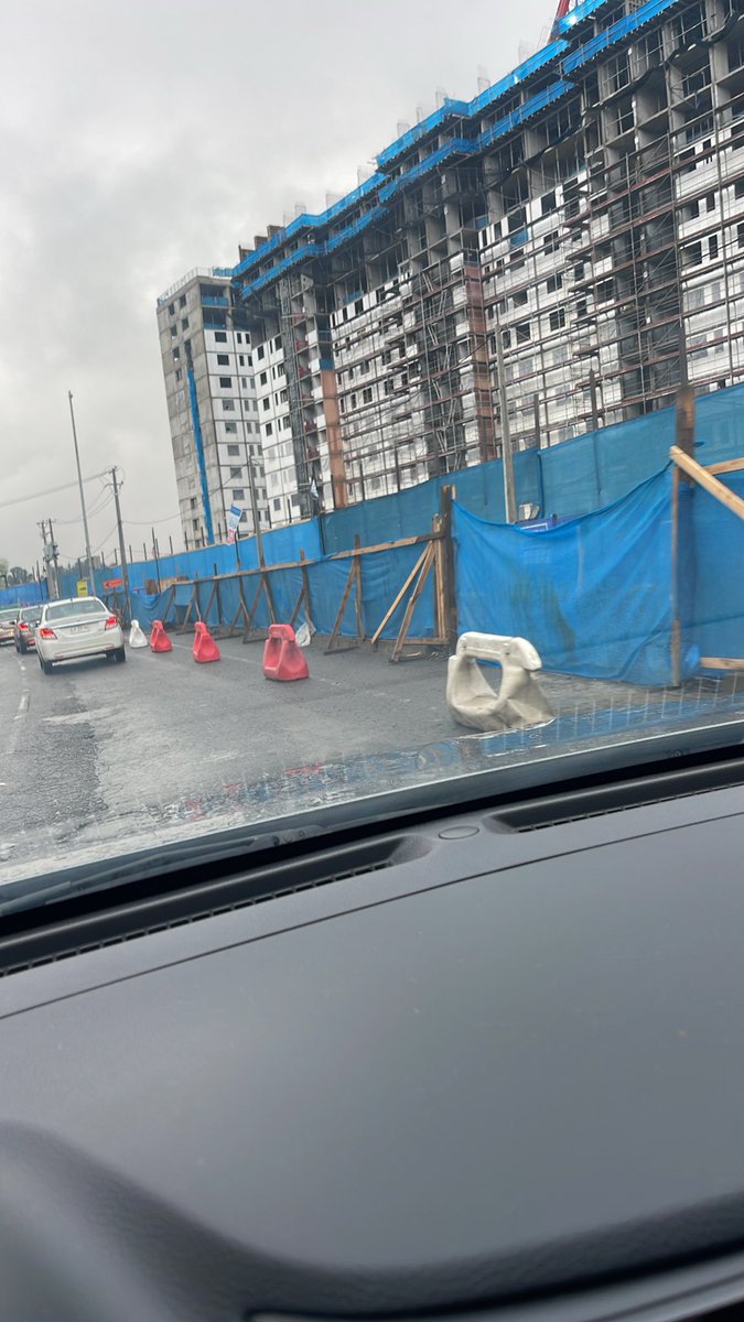 hardymuller's tweet photo. No entiendo por qué los edificios cuando construyen ocupan enormes espacios públicos como es la avenida los poetas en la ciudad de Temuco, siendo que durante las 12 horas laborales no se ve movimiento en dichos espacios https://t.co/JDlL0ezUpG