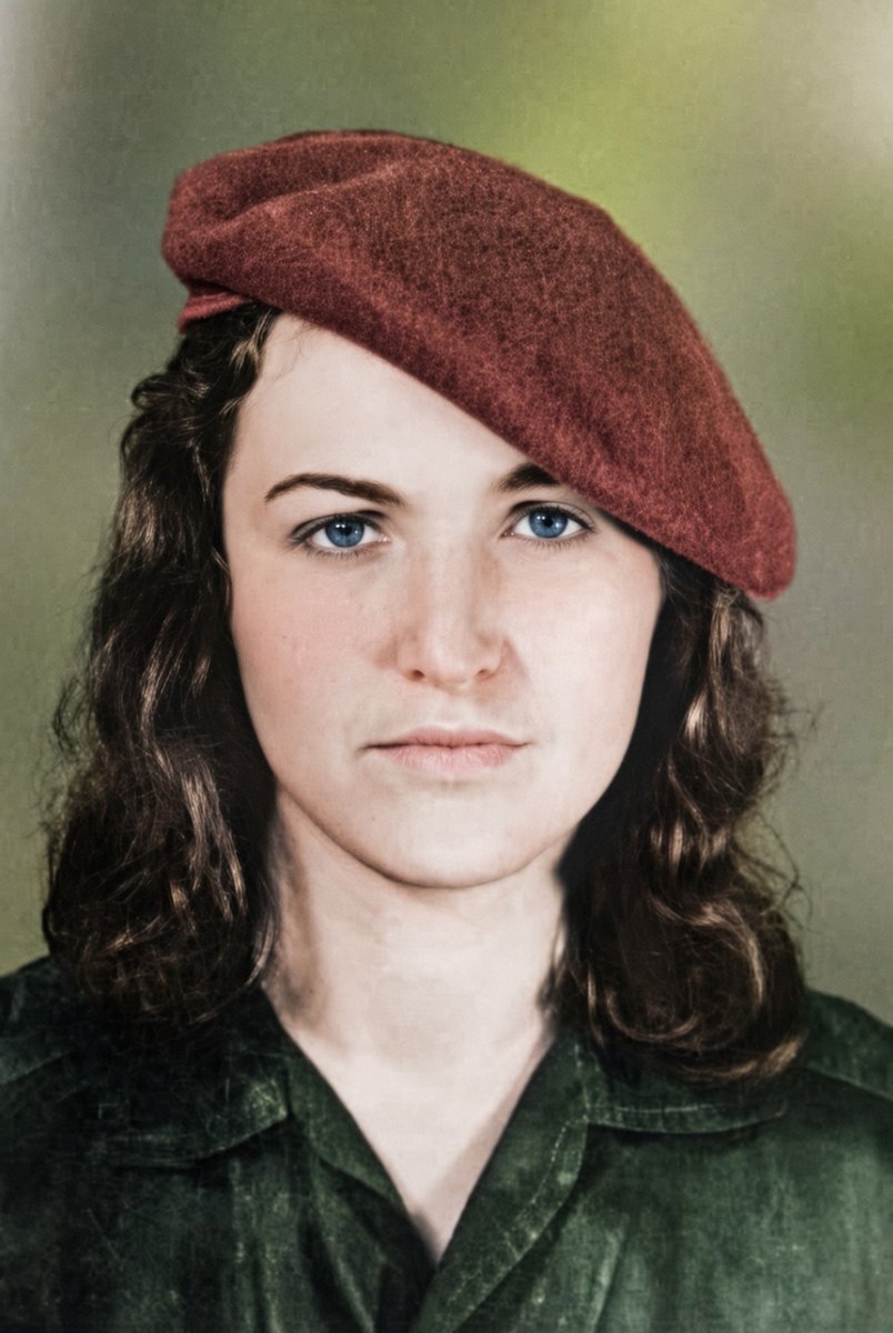 DaniMayakovski's tweet photo. Un 31 de Agosto de 1967, caía en combate, Tamara Bunke, alias "Tania La Guerrillera", combatiendo fusil en mano al imperialismo, junto al Che Guevara, por los montes de Bolivia.

La historia de Tamara comienza en Alemania, su padre, Erich Bunke, era alemán y su madre, Nadia Bider, polaca, ambos militantes comunistas... tuvieron que huir a Argentina en 1935, escapando de los nazis.    

Tras finalizar la Segunda Guerra Mundial, en 1952, sus padres decidieron volver a su país con Tamara, a la República Democrática Alemana, donde se alistó en las Juventudes del Partido Socialista Unificado de Alemania (SED) y se convirtió en una ferviente militante comunista.

Antes de cumplir 20 años, Tamara ya hablaba cinco idiomas: francés, inglés, alemán, ruso y español, además ya era capaz de disparar con todo tipo de armas, siendo además ella instructora de tiro deportivo.

A finales de 1960, conoce al Che Guevara en Alemania Oriental y el Che la convence para que vaya a La Habana y se una como espía comunista dentro del servicio de inteligencia cubana.

En 1963, empieza su entrenamiento como espía en Cuba y se pone de sobrenombre "Tania", en honor a Zoya Kosmodemiánskaya, la legendaria partisana soviética que aun siendo torturada durante 7 días seguidos jamás delató a sus camaradas, que también usaba ese pseudónimo.

Tras el entrenamiento en el servicio de inteligencia cubano, Tamara Bunke llegó a Bolivia en 1964 como enviada del Che Guevara para recopilar información de cómo estaba la situación del pais y para establecer relaciones con celulas durmientes para la apertura de un futuro frente revolucionario.

Con la llegada del Che Guevara a Bolivia, Tamara Bunke, o mejor dicho Tania, se pasó a la guerrilla, donde terminaría cayendo en combate, con el fusil en mano, combatiendo a las alimañas imperialistas en el Río Grande de Bolivia.

Sus restos fueron trasladados a Cuba en 1998, actualmente descansan en la ciudad de Santa Clara.

¡Quienes dieron su vida por la libertad, nunca morirán!