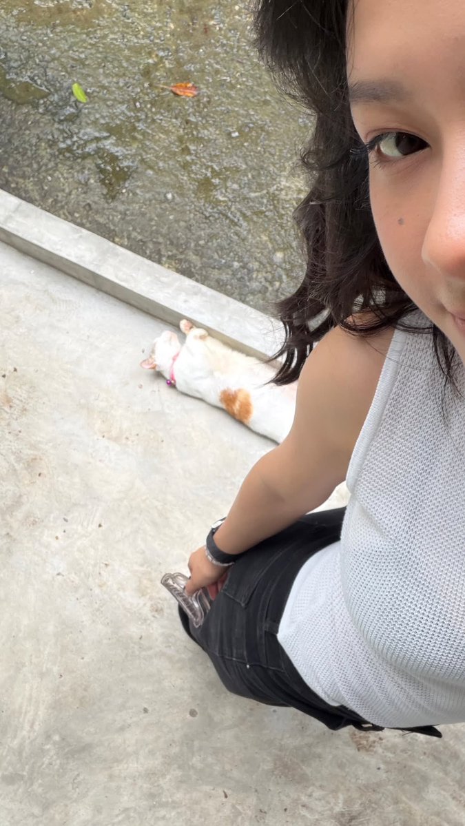 xo4ix's tweet photo. these sleeveless tops on P'Deer??? 😭 SHE'S HOT AS HELL https://t.co/lOwROiiBn8